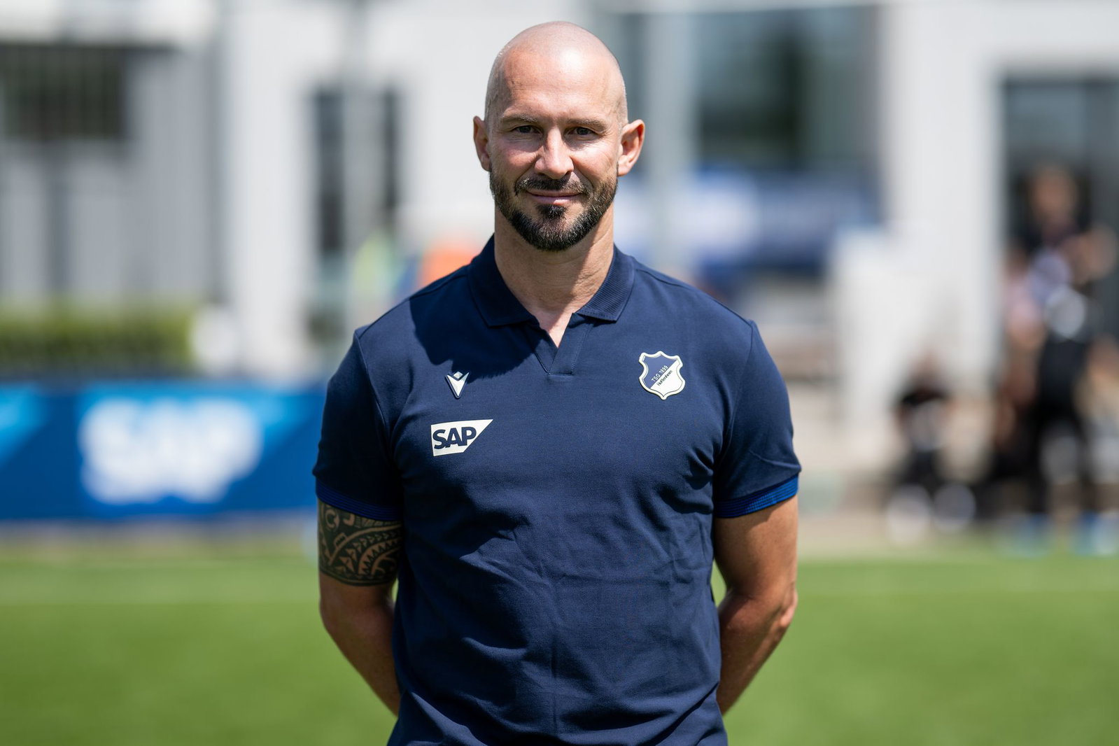 Die TSG 1899 Hoffenheim mit Coach Christian Ilzer ist in Aue klarer Favorit. (Archivbild)