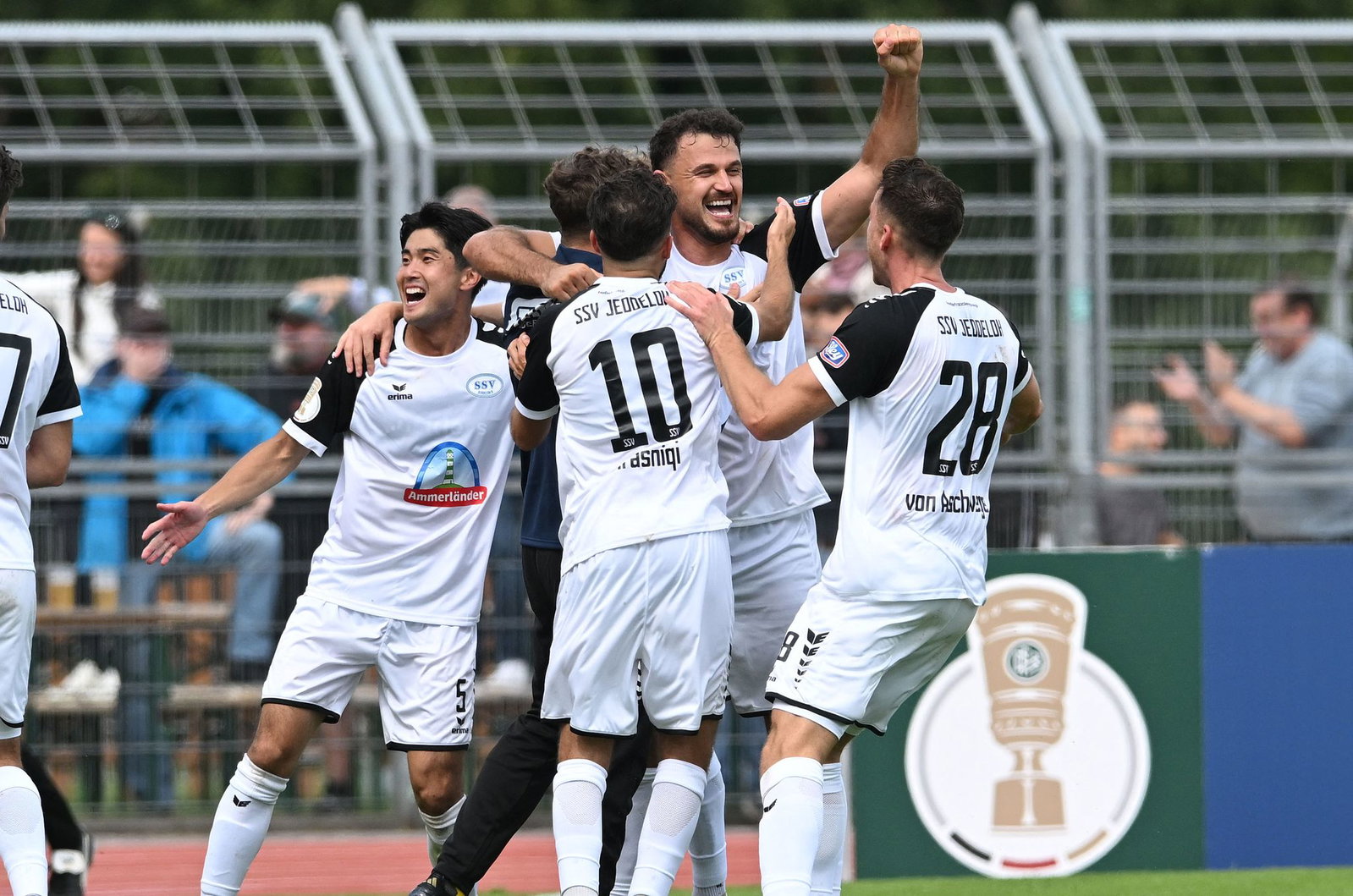 Die Spieler des SSV Jeddeloh II nach dem verwandelten Elfmeter zum 4:1.