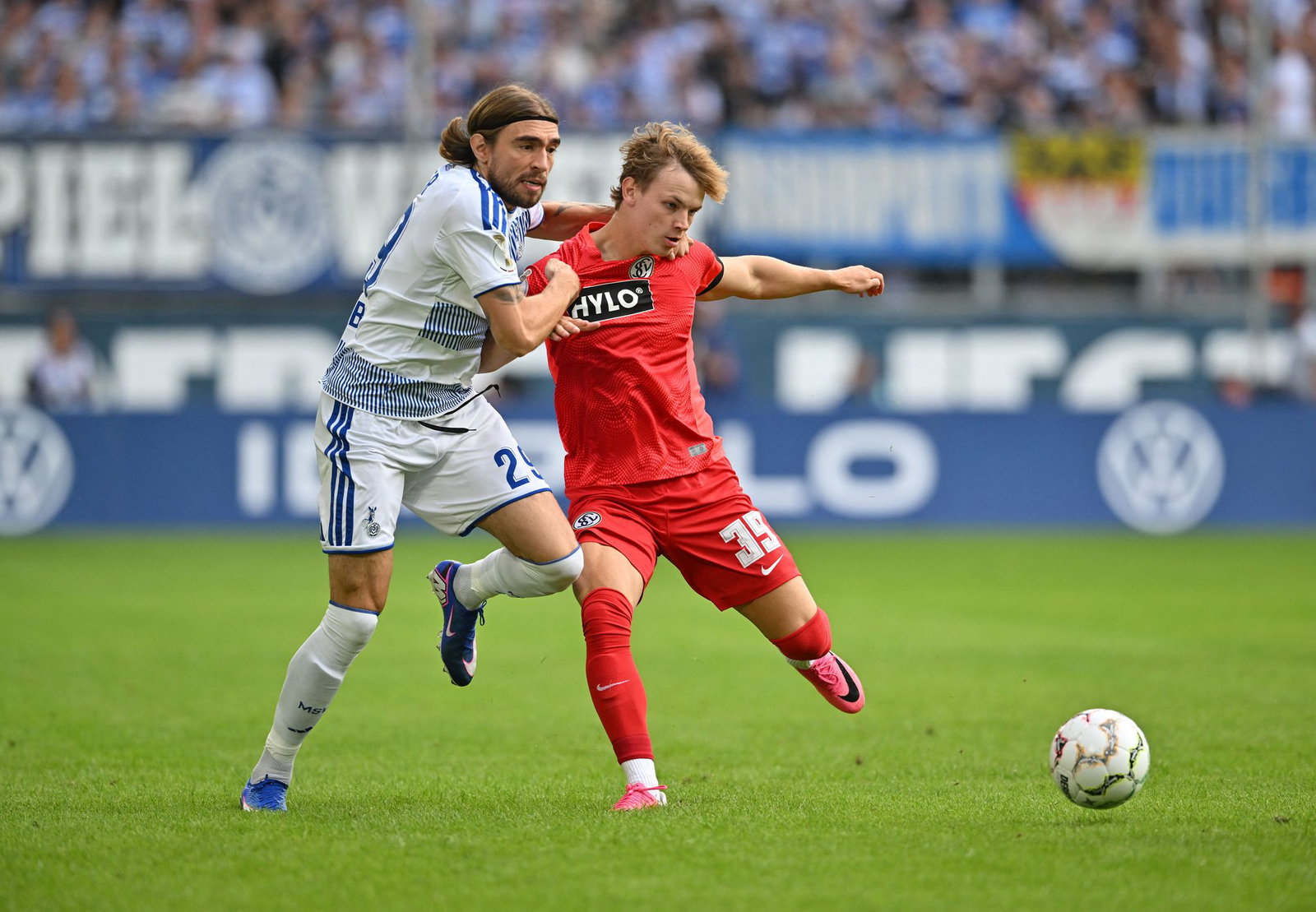 Cole Campbell (r), der kurz vor der Pause eine Großchance für Elversberg vergab, im Zweitkampf mit Joshua Bitter.
