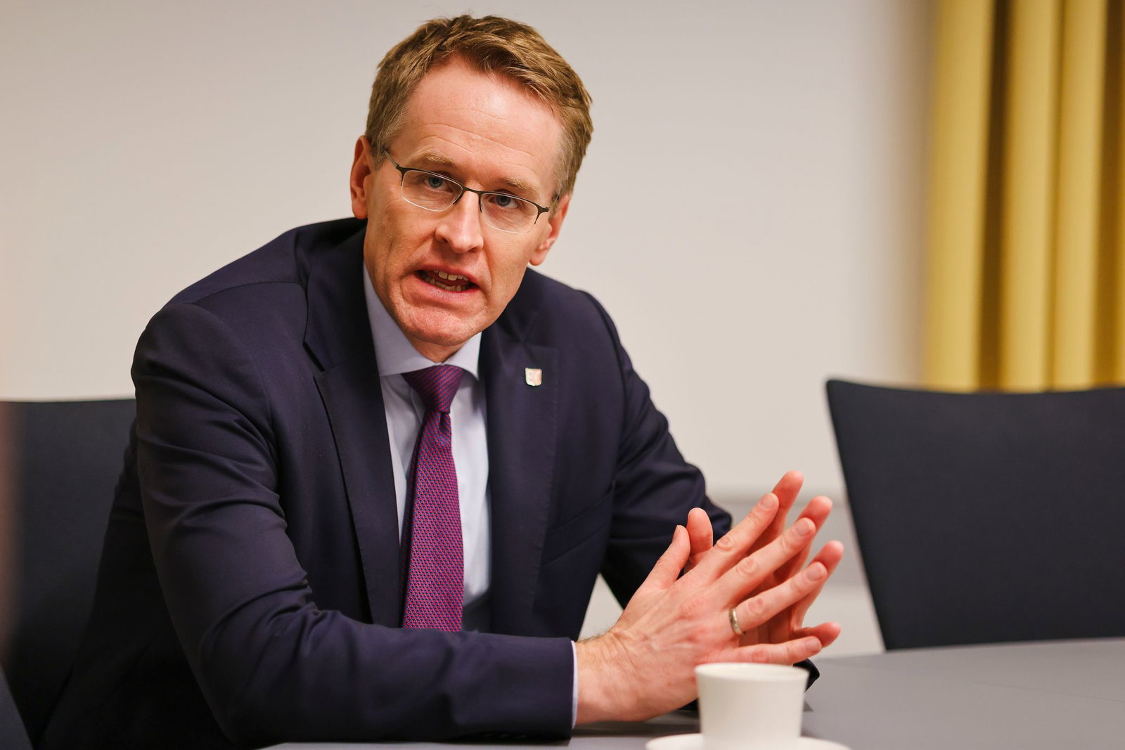 Angesichts der aktuellen Bedrohungslage sollten die Kompetenzen von Bund und Ländern noch stärker gebündelt werden, sagt Schleswig-Holsteins Ministerpräsident Daniel Günther (CDU). (Archivbild)
