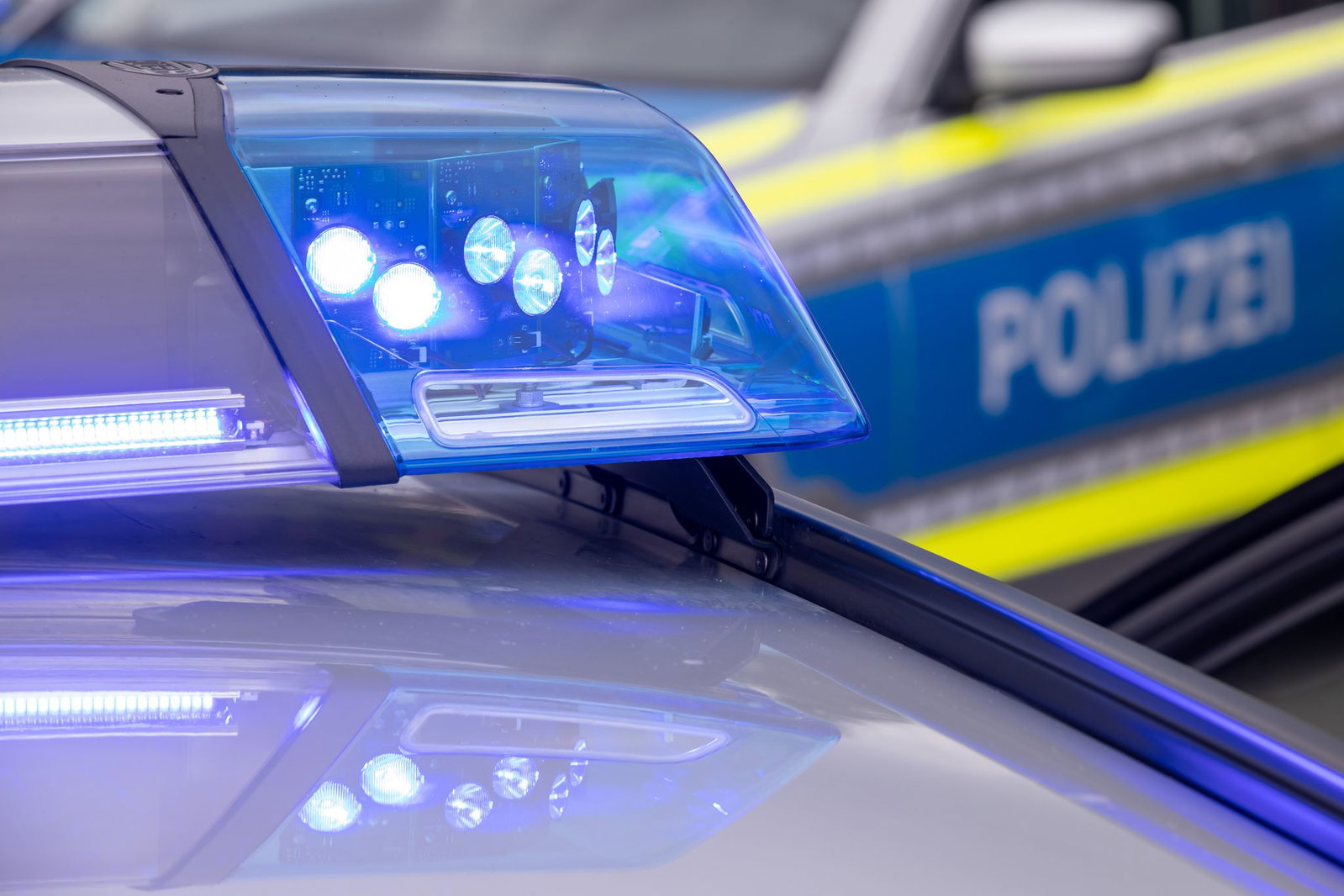Nach einem Zusammenstoß mit einem Auto muss eine Motorradfahrerin schwer verletzt ins Krankenhaus. (Symbolbild) 
