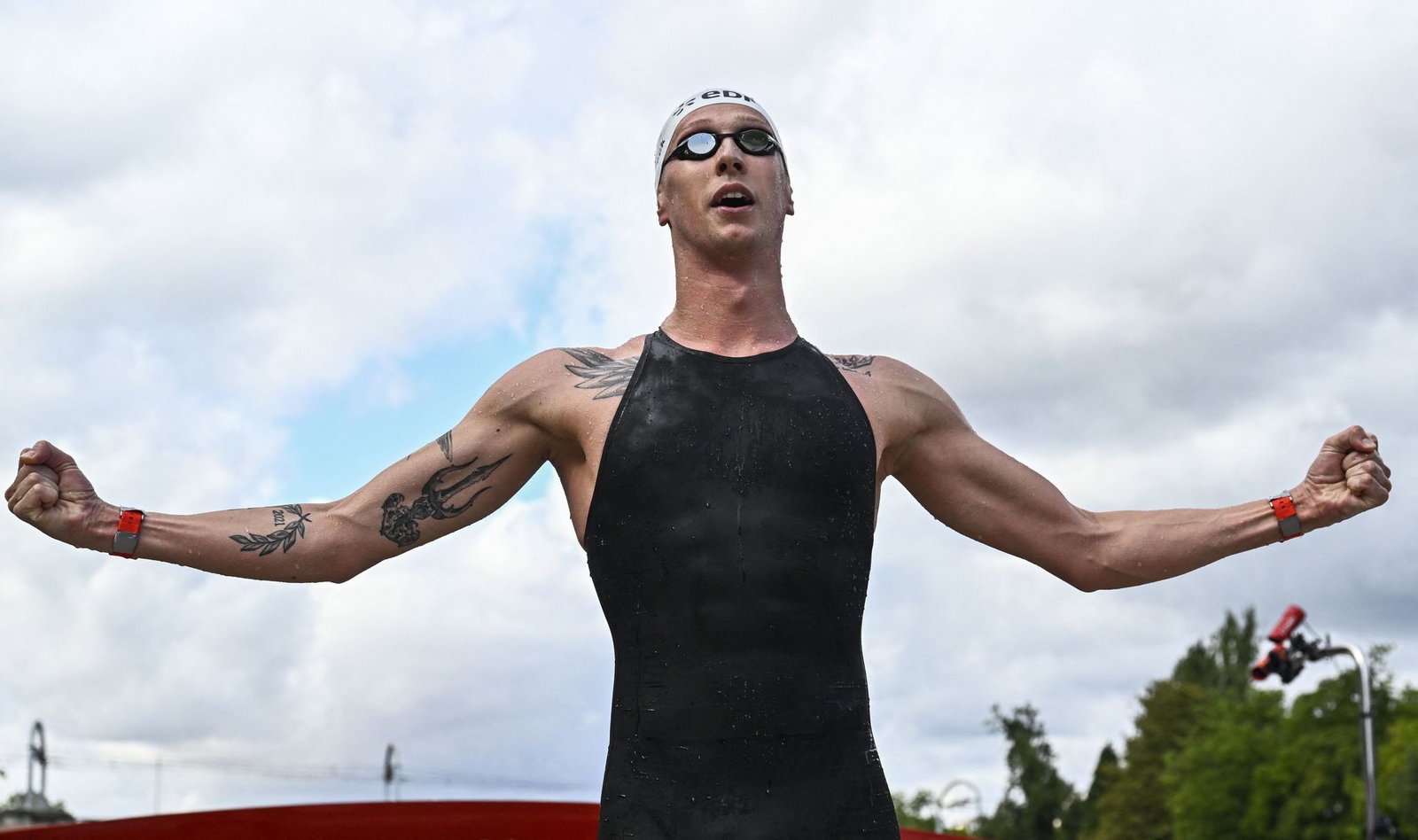 Florian Wellbrock feiert seinen zweiten EM-Titel im Freiwasserschwimmen.