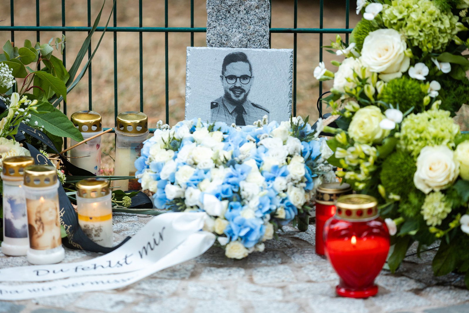 Die Gedenkstele erinnert am damaligen Tatort an den getöteten Polizeioberkommissar Simon Bohr. Der 34-Jährige war am 21. August 2025 bei einem Polizeieinsatz in Völklingen tödlich verletzt worden.