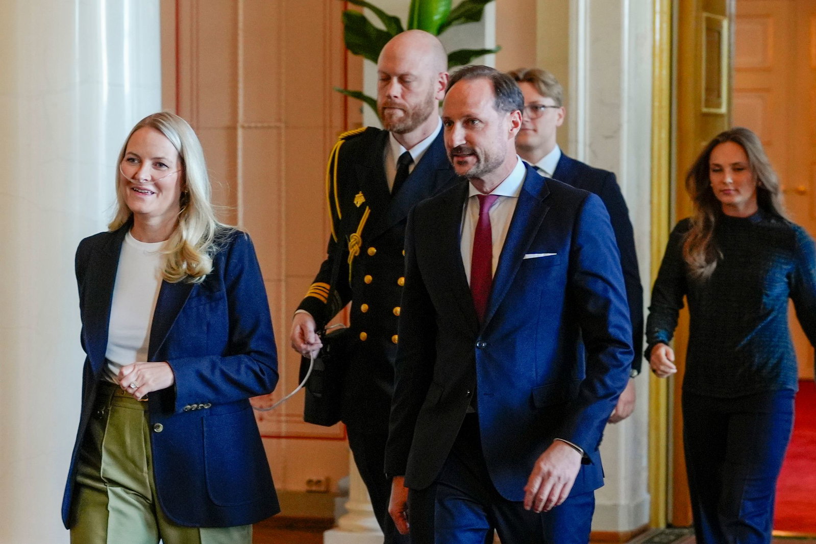 Bei öffentlichen Terminen sah man Mette-Marit (links) im Frühjahr manchmal mit Sauerstoffgerät. Die Kronprinzessin leidet an einer schweren Lungenkrankheit. (Archivbild)