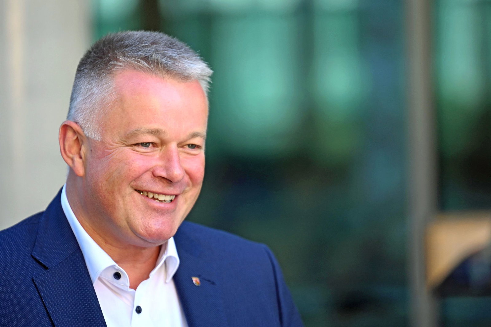 Ministerpräsident Gordon Schnieder (CDU) ermuntert die neuen Fünftklässler, das Lesen für sich zu entdecken. 