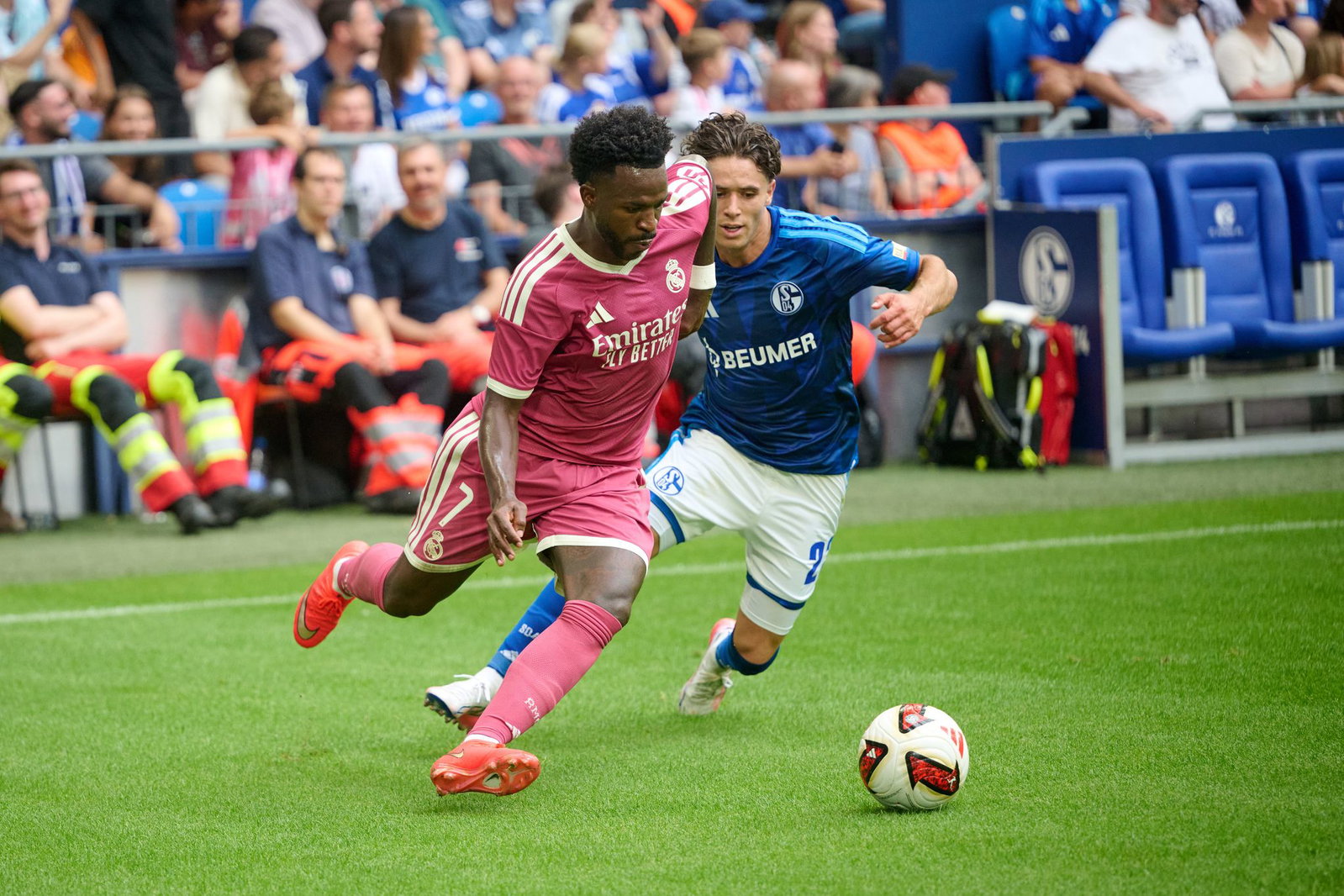 Vinícius Júnior (l) wurde beim Testspiel auf Schalke ausgepfiffen. (Archivbild)