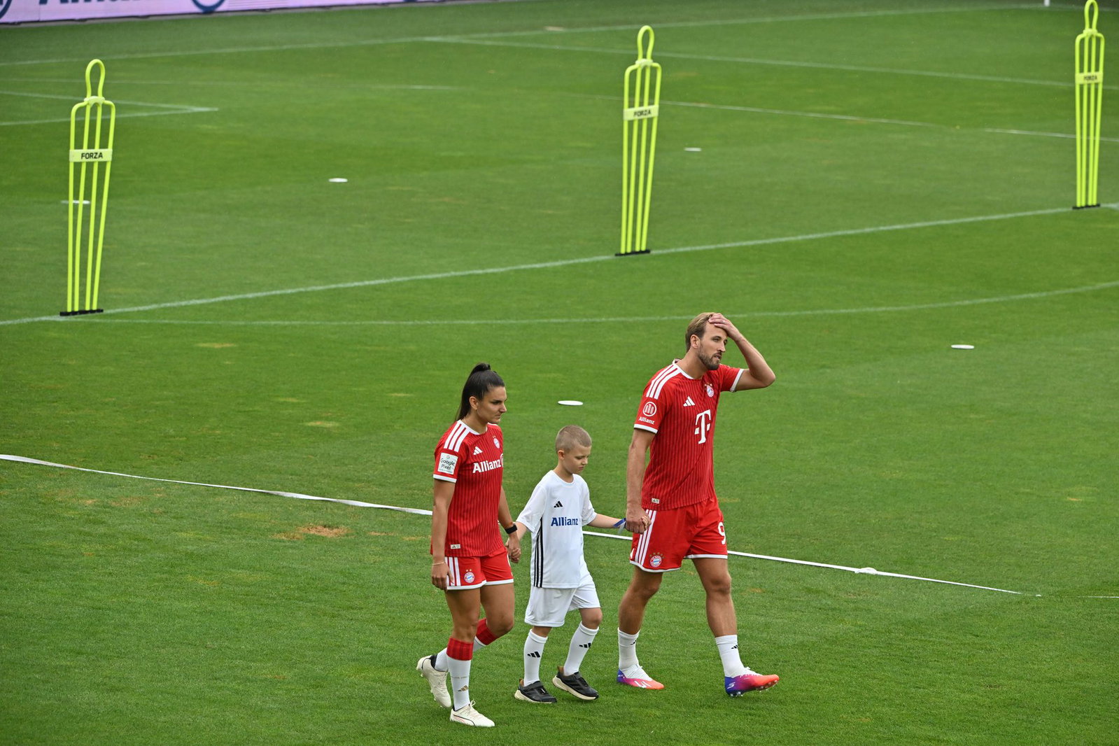 Harry Kane (r) ist nach dem WM-Urlaub zurück.