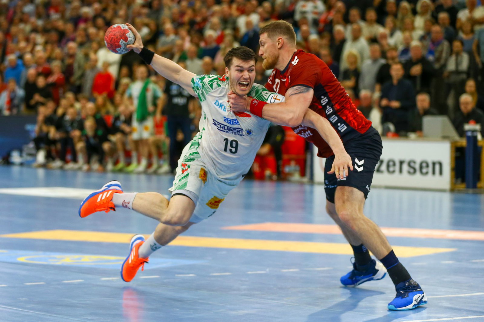 Noch eine Saison Magdeburg, dann spielt er für die Rhein-Neckar Löwen: Elvar Örn Jónsson (l). (Archivbild)