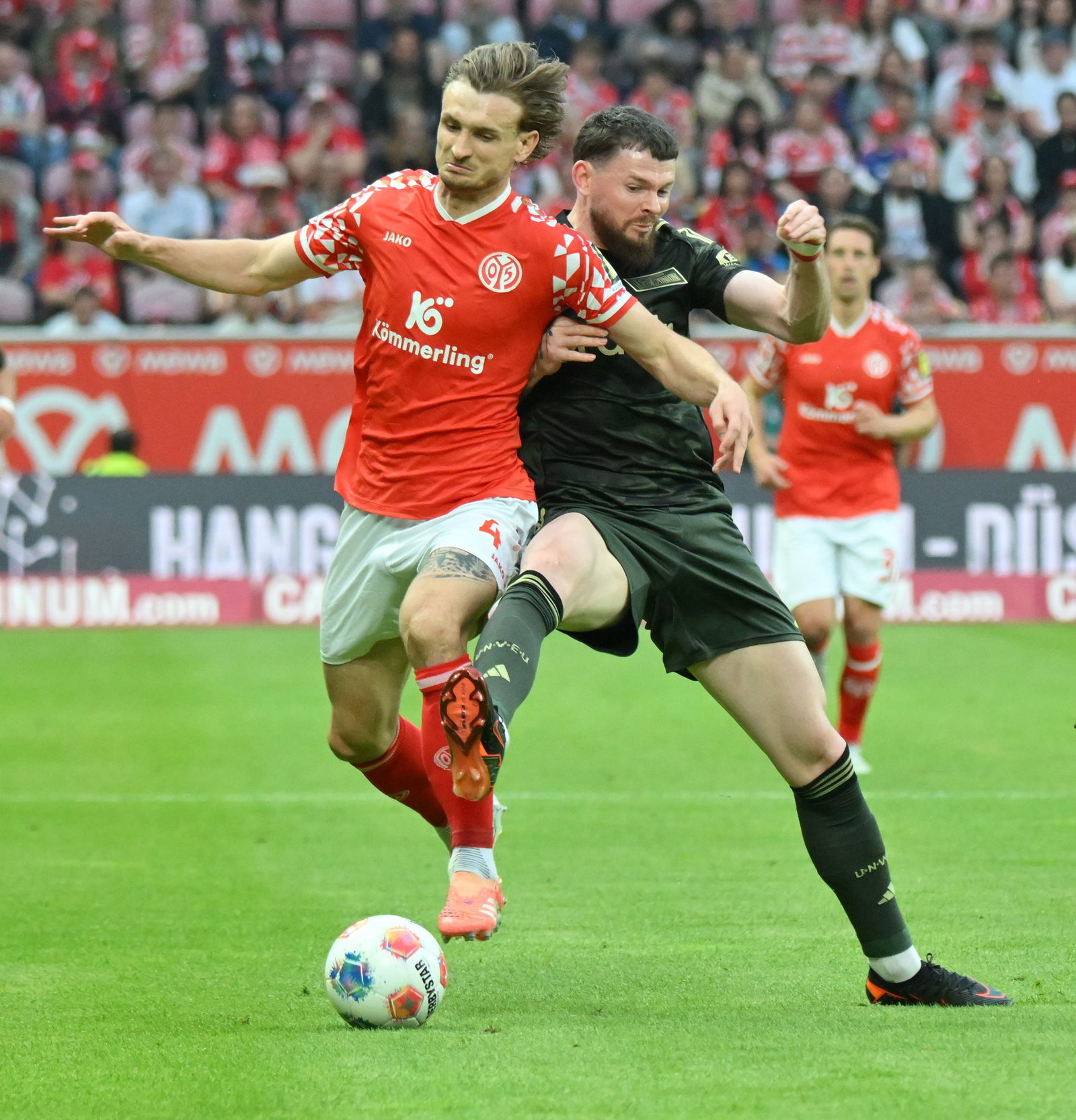 Stefan Posch (vorn) bleibt endgültig in Mainz. (Archivbild) 