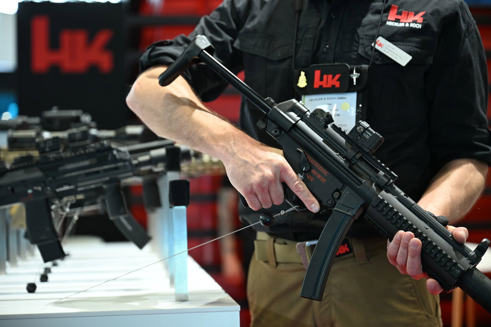 Heckler & Koch macht so viel Umsatz mit seinen Waffenverkäufen wie noch nie. Hier ein Blick auf den HK-Messestand bei der Waffenmesse Eurosatory 2026.