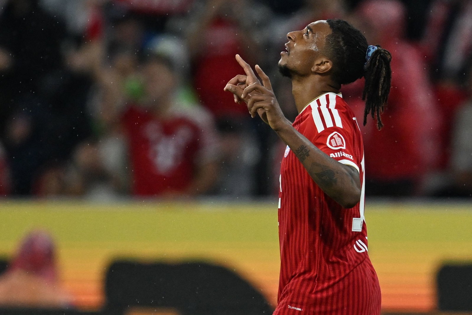 Michael Olise, hier beim Torjubel nach seinem 2:1, präsentierte sich zum Bundesliga-Start gleich wieder in Galaform.