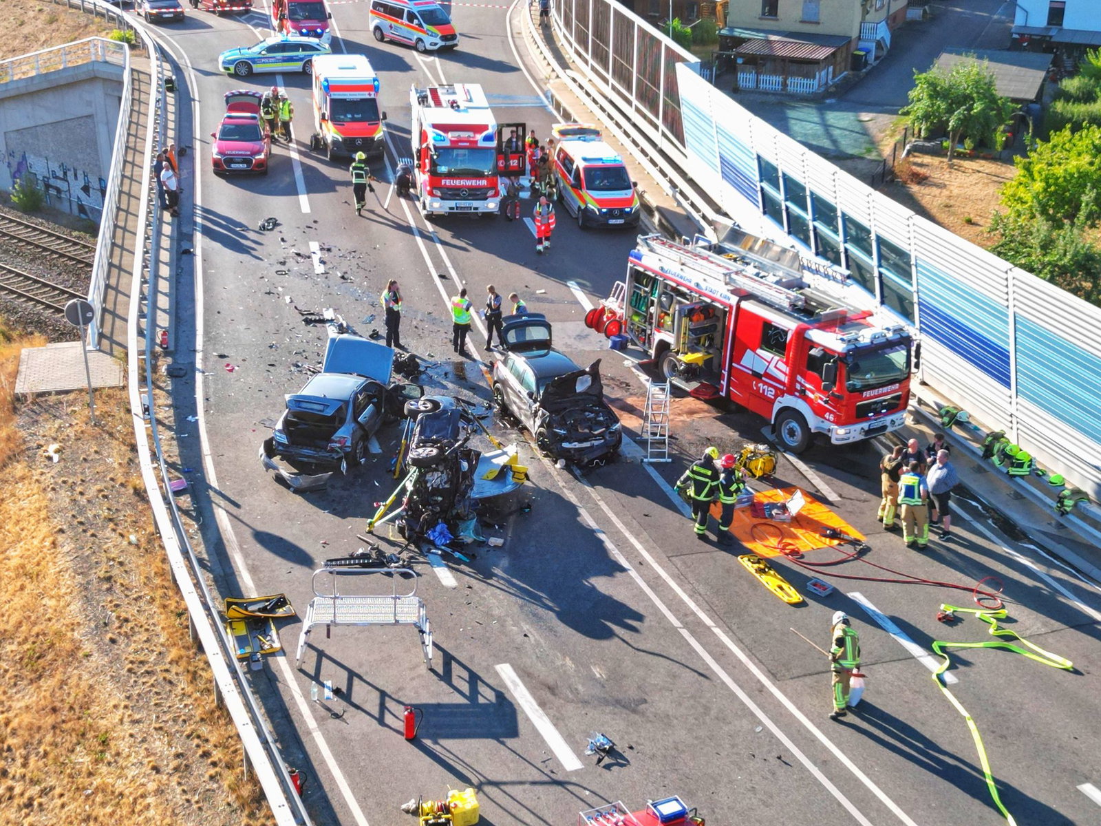 Feuerwehr und Rettungsdienst sind nach dem Unfall auf der B41 im Einsatz. 
