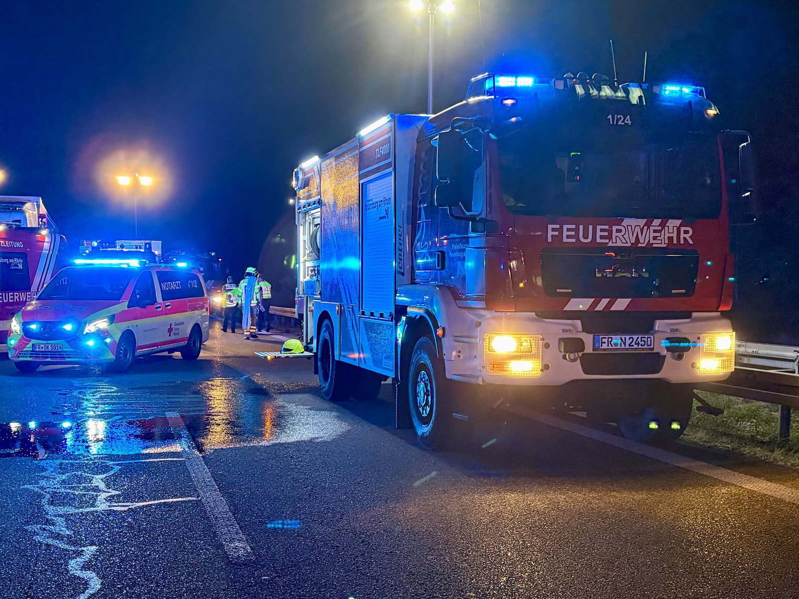 Die Feuerwehr musste einen Mann und ein Kind aus dem Wrack bergen.
