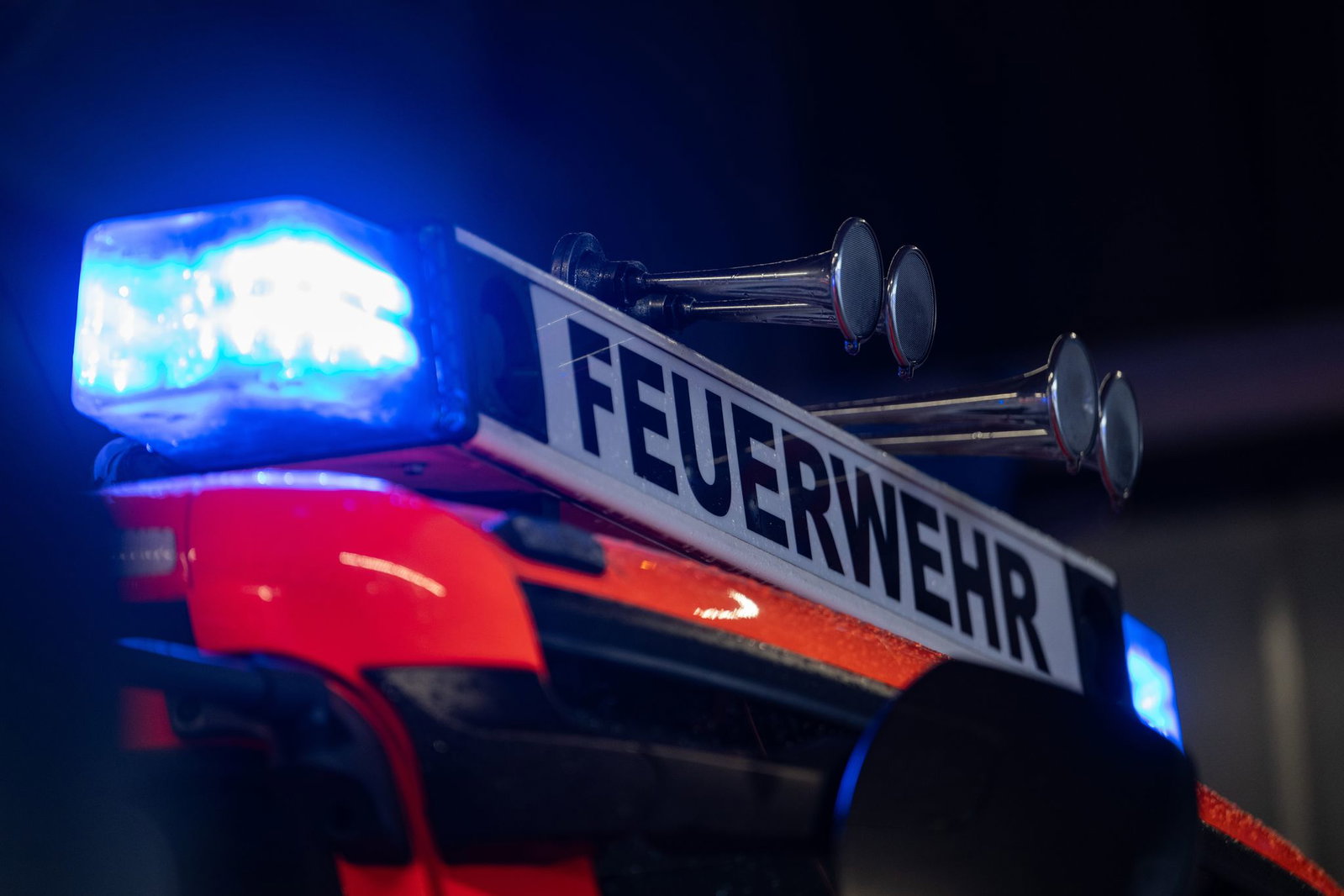 Die Feuerwehr löschte den Brand in der Einrichtung. (Symbolbild)