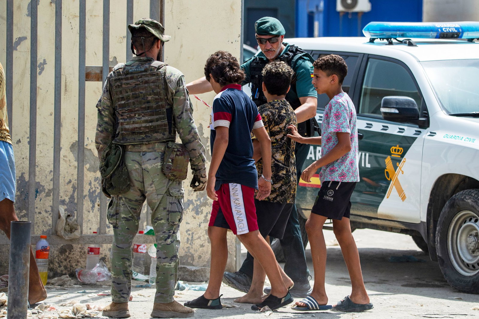 Polizei, Guardia Civil und Militär bleiben in Ceuta mit einem Großaufgebot im Einsatz.