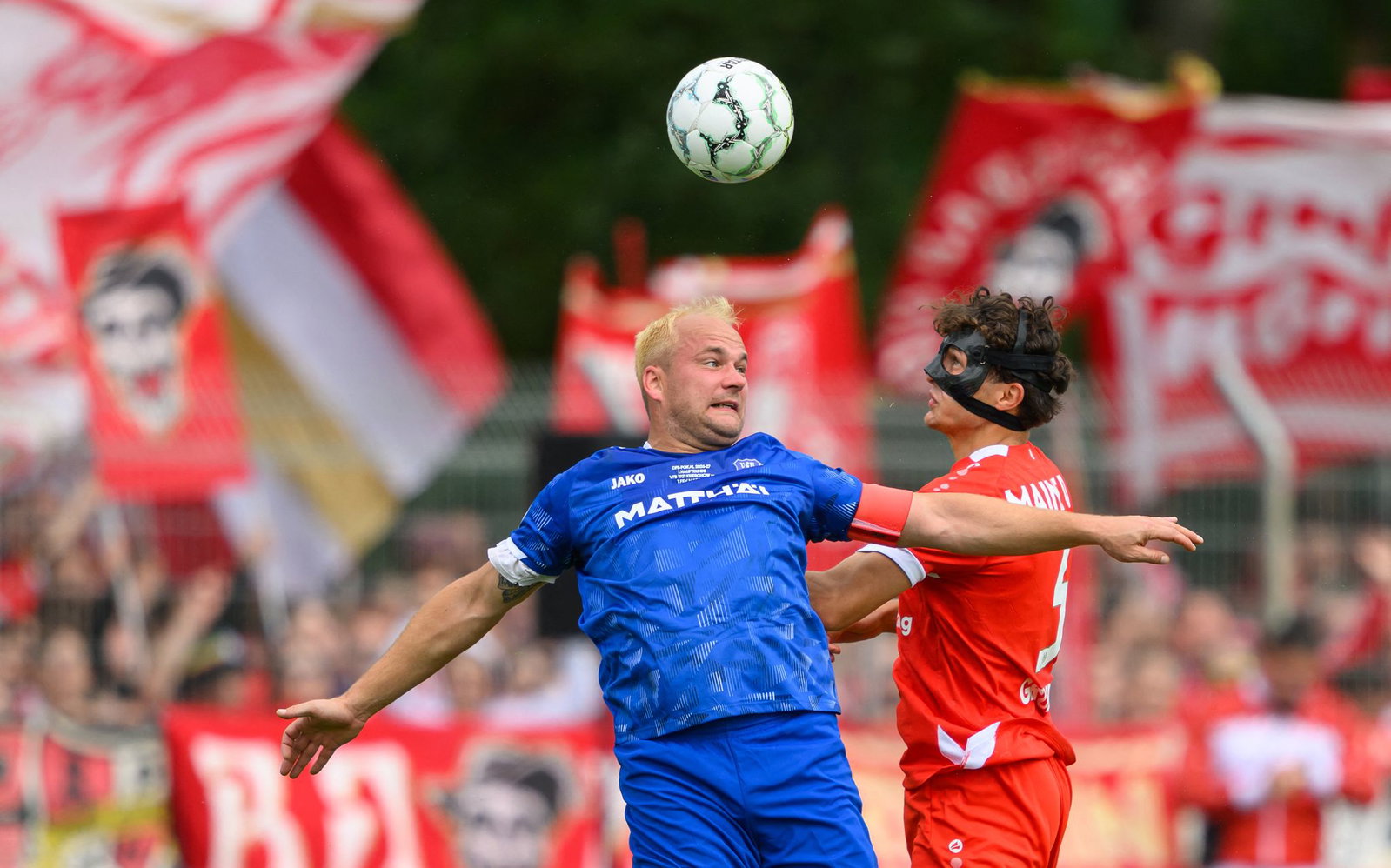 Krieschows Sturmlegende Andy Hebler (l) hatte einen schweren Stand.