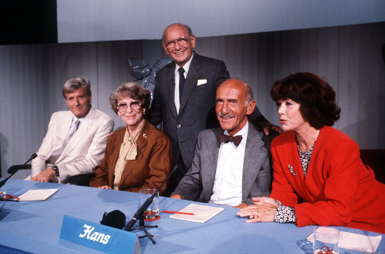 Marianne Koch (r.) gehörte gemeinsam mit Guido Baumann, Annette von Arentin und Hans Sachs (v.l.) zum TV-Rateteam von Moderator Robert Lemke (stehend). (Archivbild)
