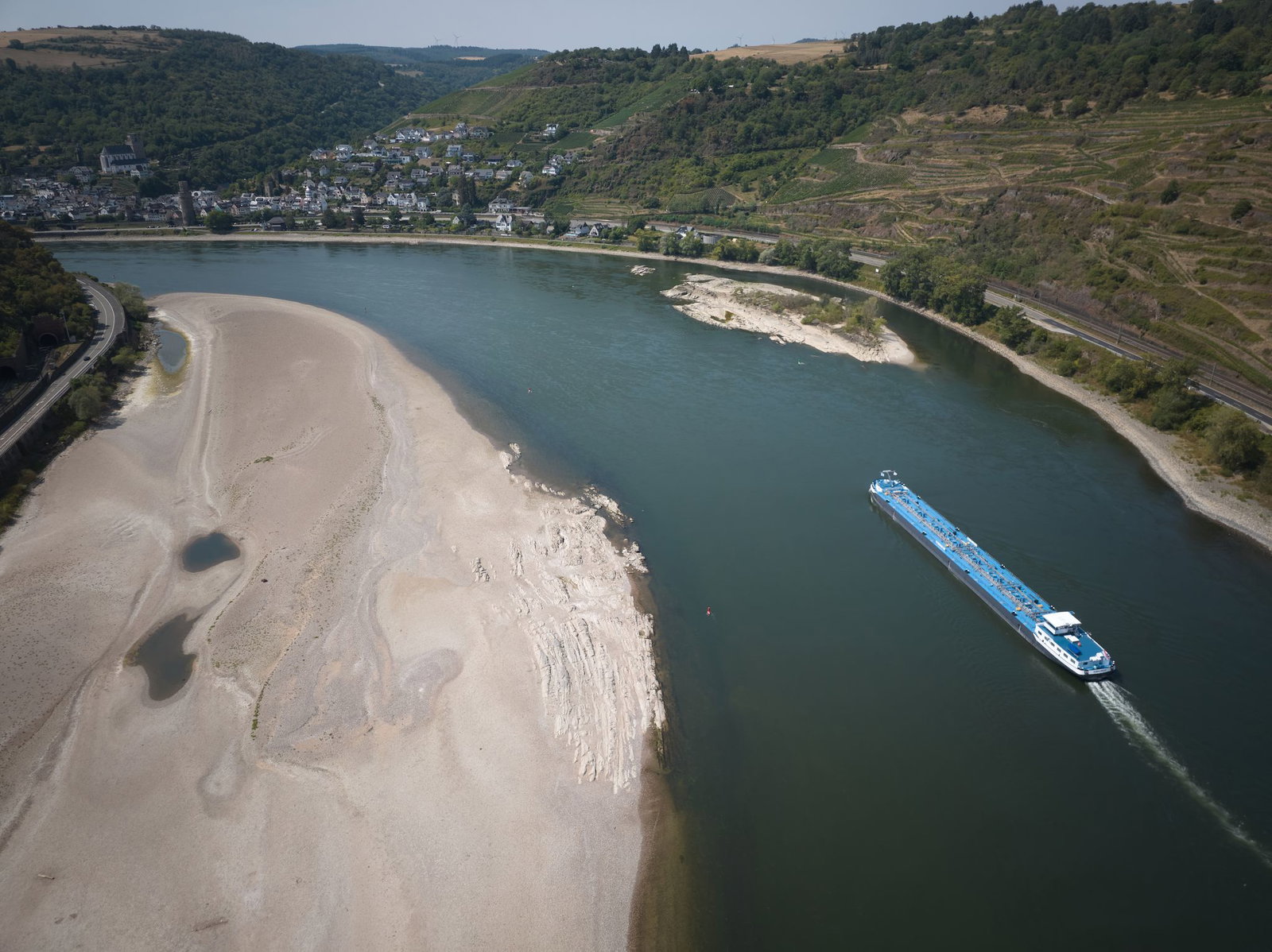 Die niedrigen Wasserstände am Rhein behindern den Transport von Öl und Sprit - das treibt die Preise. (Archivbild)