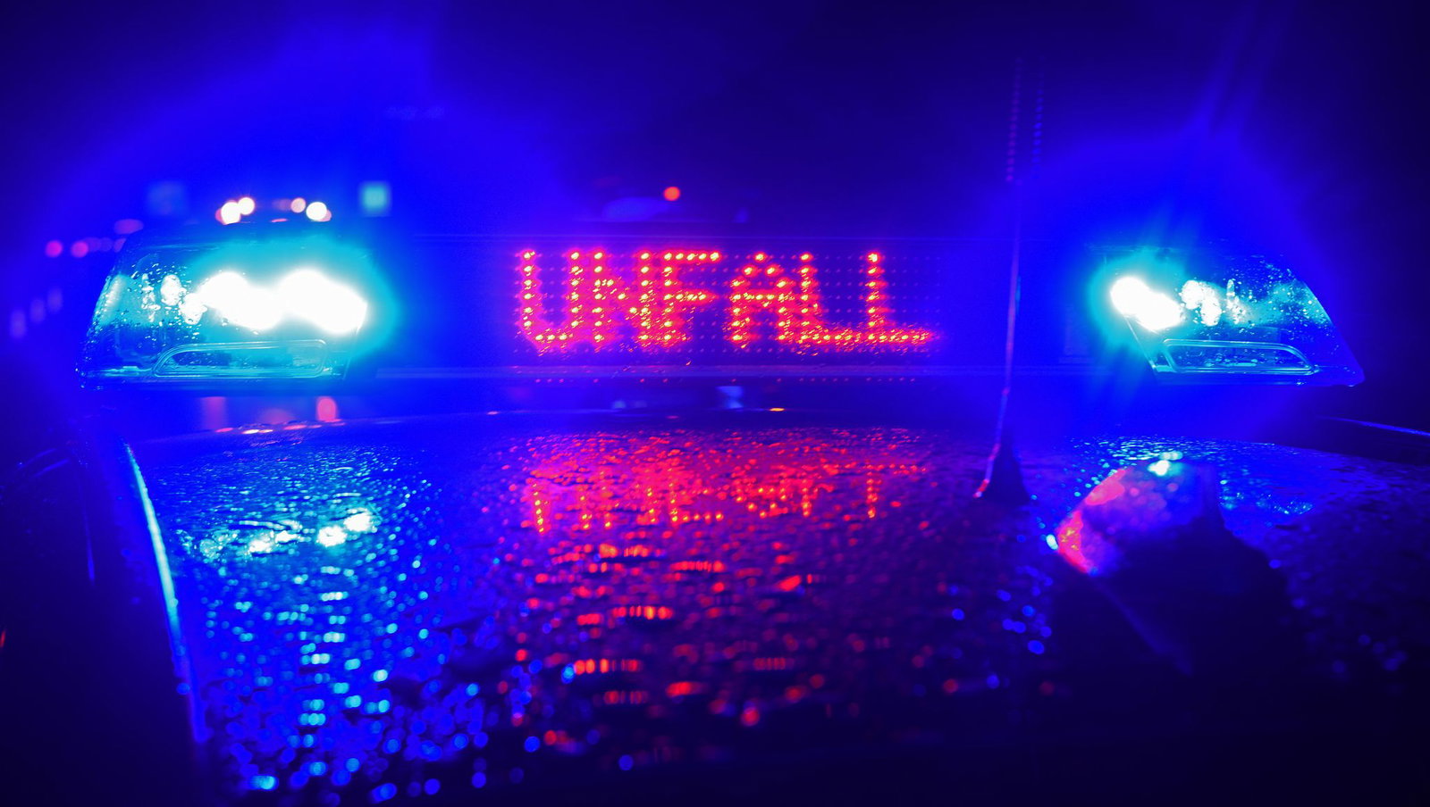 Wegen eines Unfalls sperrt die Polizei die Autobahn. (Symbolbild)