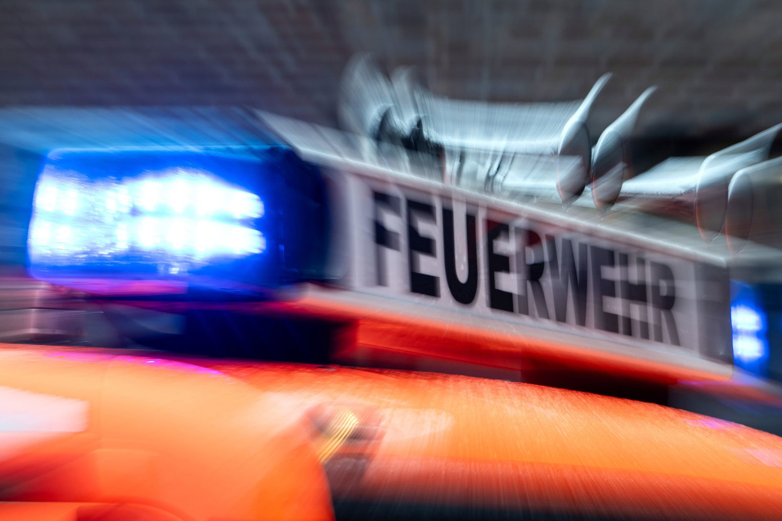 Feuerwehr und Polizei sind im Einsatz. (Symbolbild)