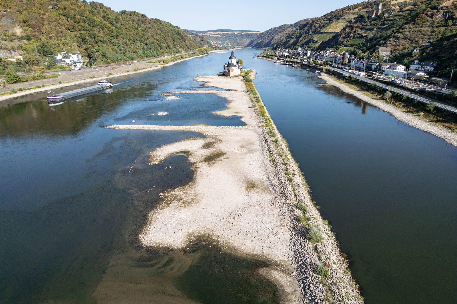 Das Niedrigwasser schränkt die Schifffahrt stark ein. 