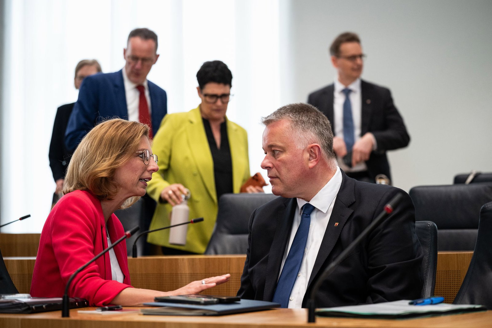Ministerpräsident Gordon Schnieder (CDU) und seine Stellvertreterin Sabine Bätzing-Lichtenthäler (SPD) sind geräuschlos in das neue Regierungsbündnis gestartet. (Archivfoto)