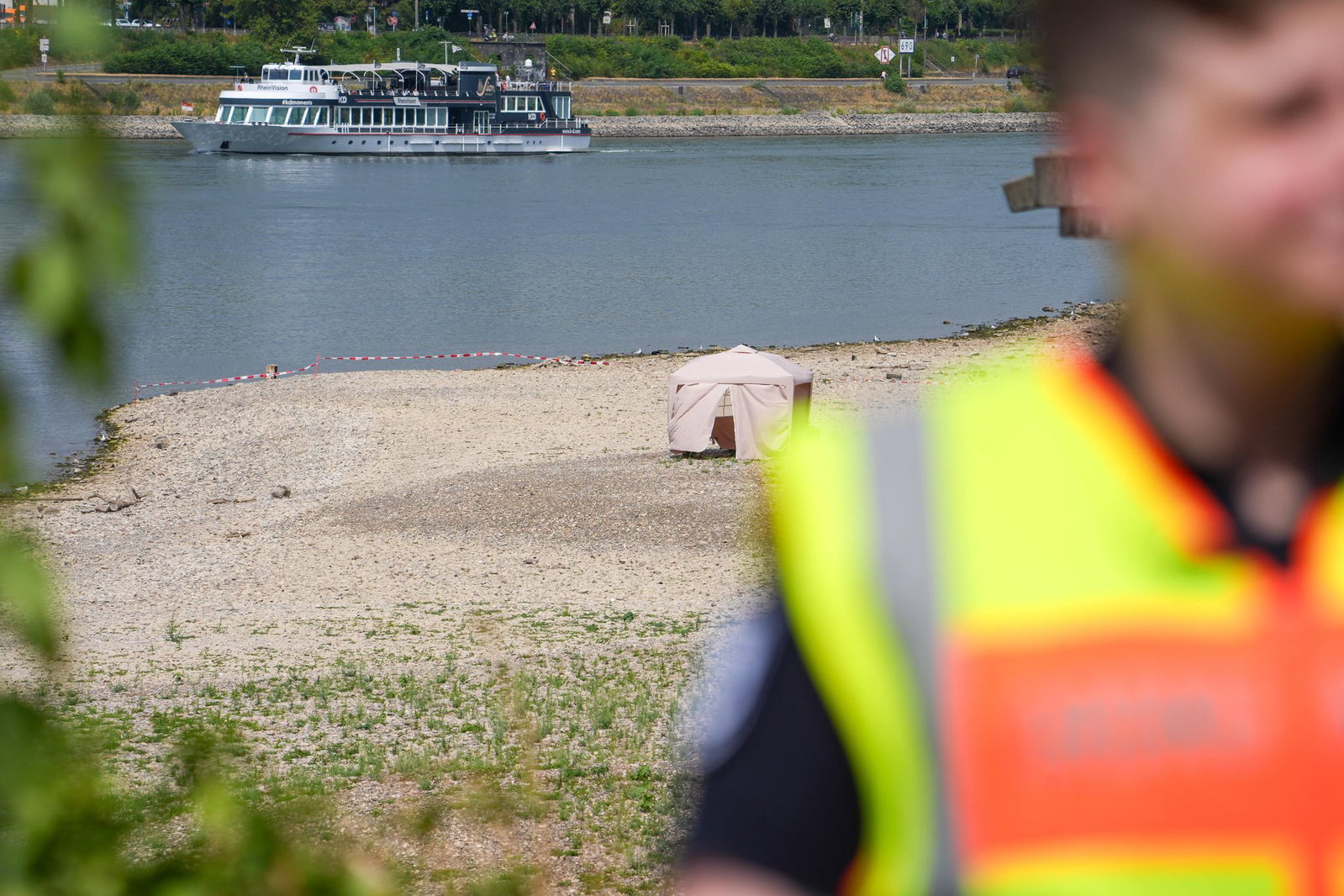 Das Niedrigwasser legt immer mehr Blindgänger frei, wie hier zuletzt am Kölner Rheinufer.
