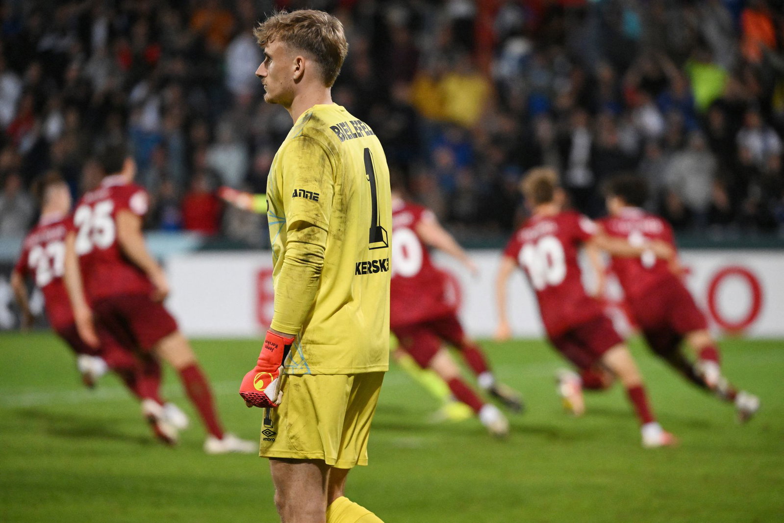 Enttäuschung bei Torhüter Jonas Kersken, während die Spieler von Großaspach über ihren Coup jubeln.