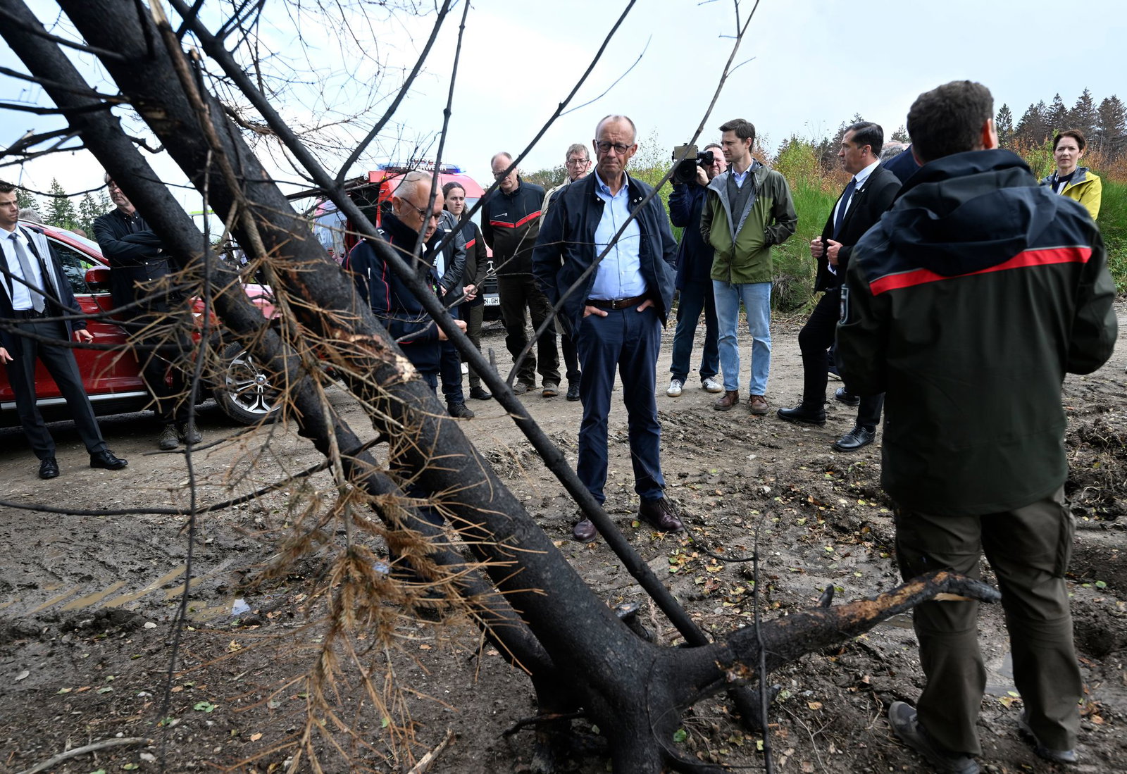 Für Bundeskanzler Merz ist der Waldbrand in Hürtgenwald eine Folge des Klimawandels. 