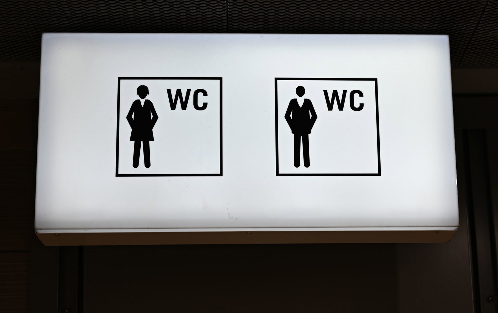 Einsatzkräfte öffneten die Tür und befreiten die junge Frau. (Symbolbild)
