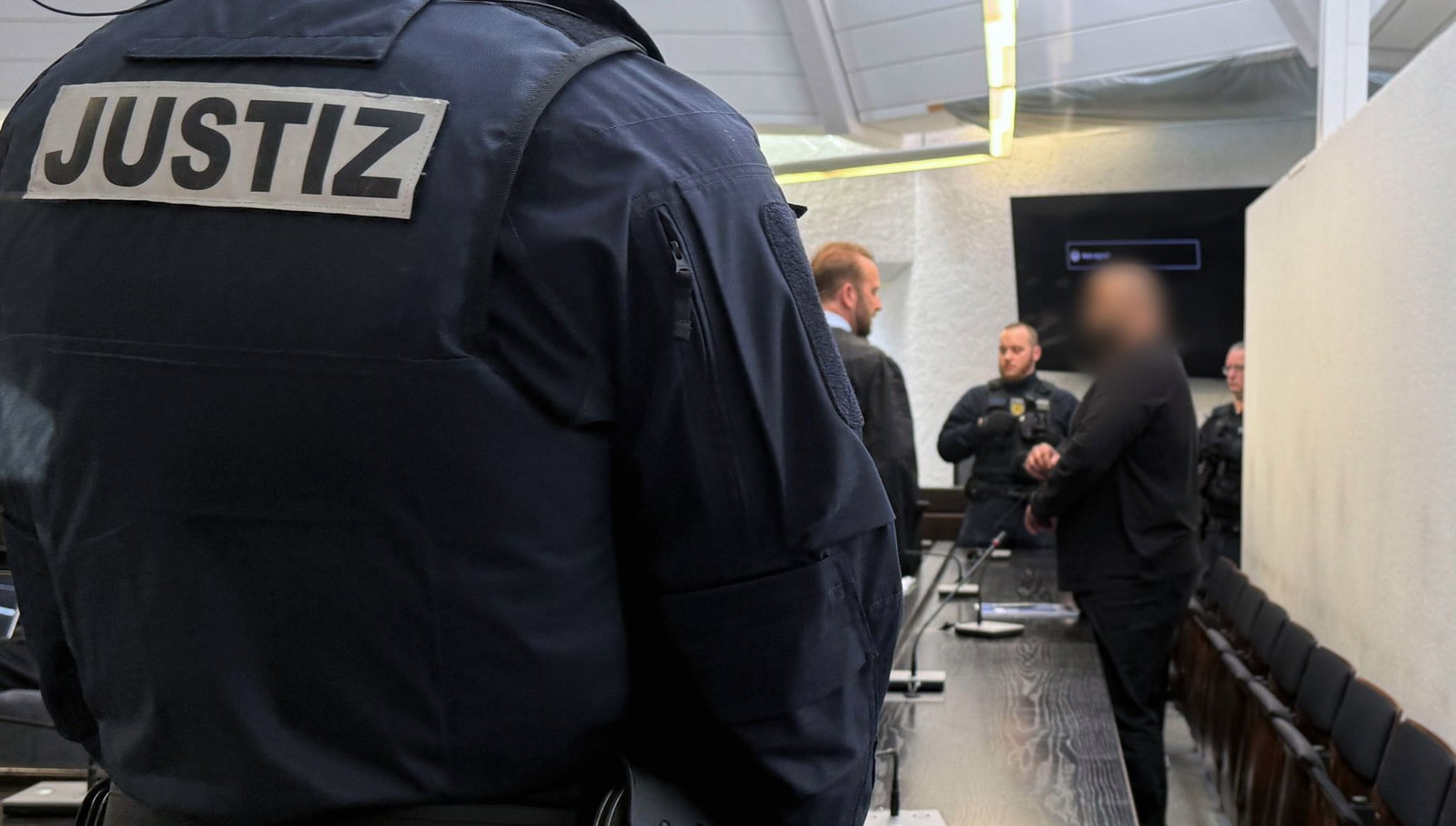 Mit Spannung werden die Urteile gegen die insgesamt vier Männer und die ebenfalls angeklagte Frau erwartet. (Archivbild) 