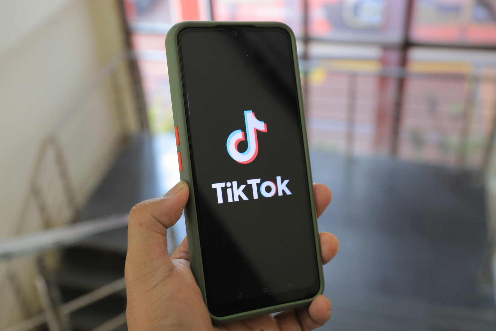 Handy mit Tik Tok