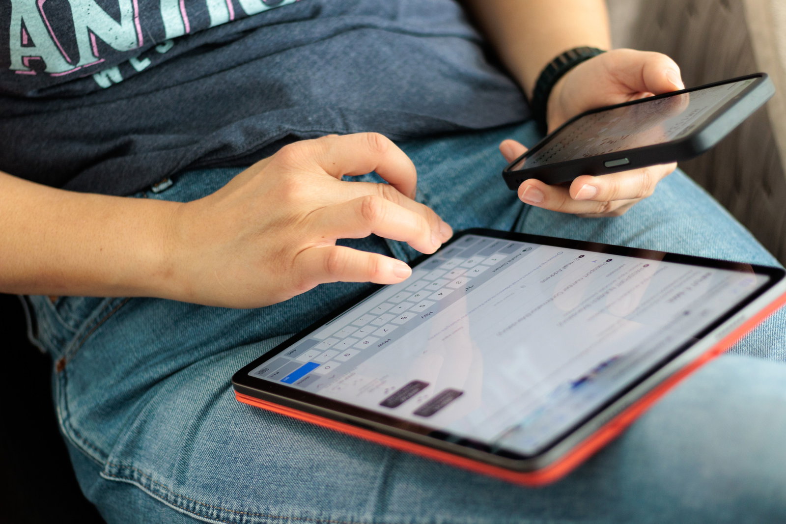 Mann an Handy und Ipad
