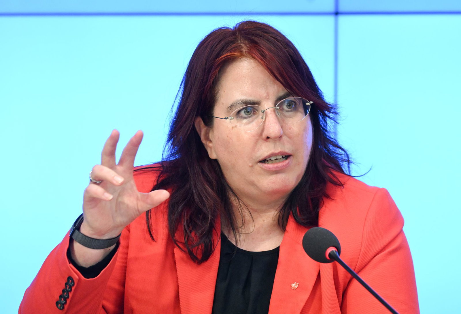 Die Chefin der Bildungsgewerkschaft GEW, Monika Stein, plädiert dafür Vergleichsarbeiten auszusetzen, um Lehrern mehr Zeit für den Unterricht zu ermöglichen.