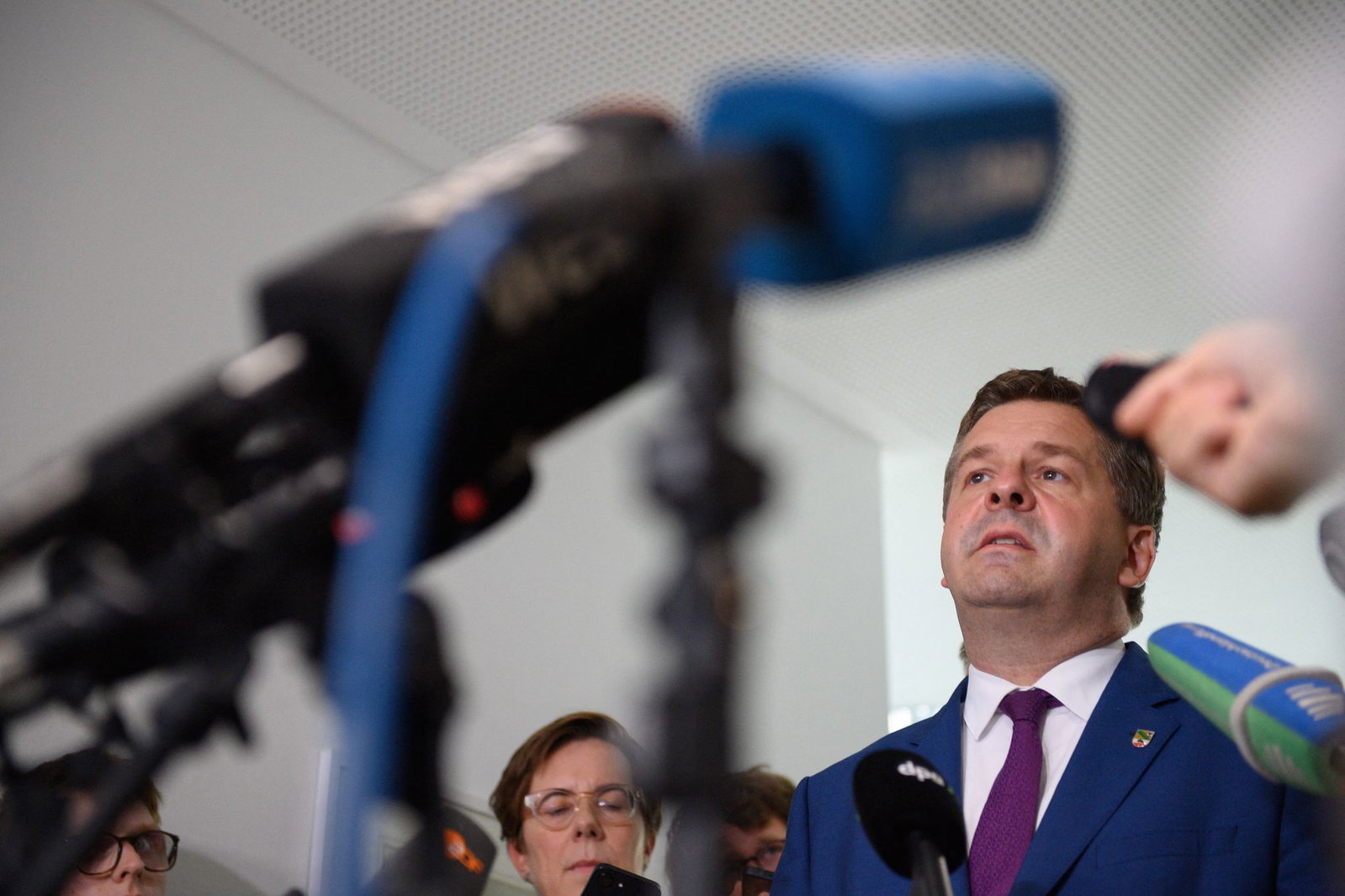 Noch-Ministerpräsident Sven Schulze (CDU) steht im Fokus der Medien - und auch seiner Partei.