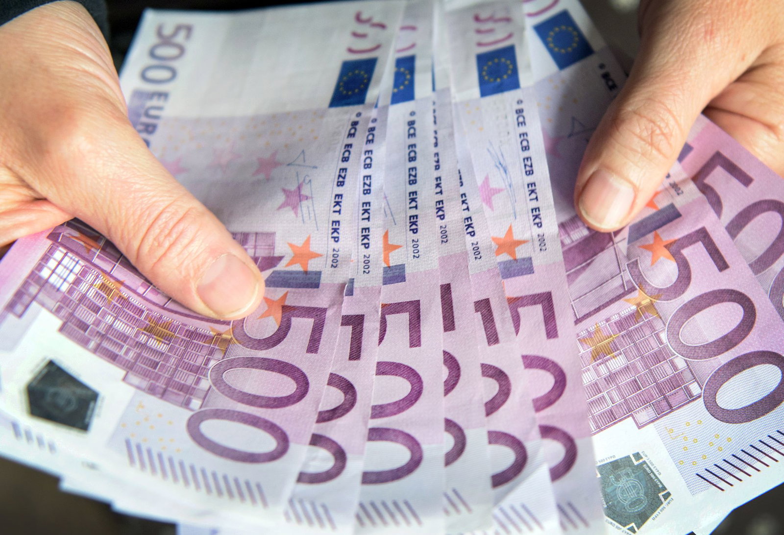 Laut Anklage sollen die Männer hinter der Fassade eines Edelmetallunternehmens gestohlene Materialien im Wert von rund 50 Millionen Euro angekauft, eingeschmolzen und zu Geld gemacht haben