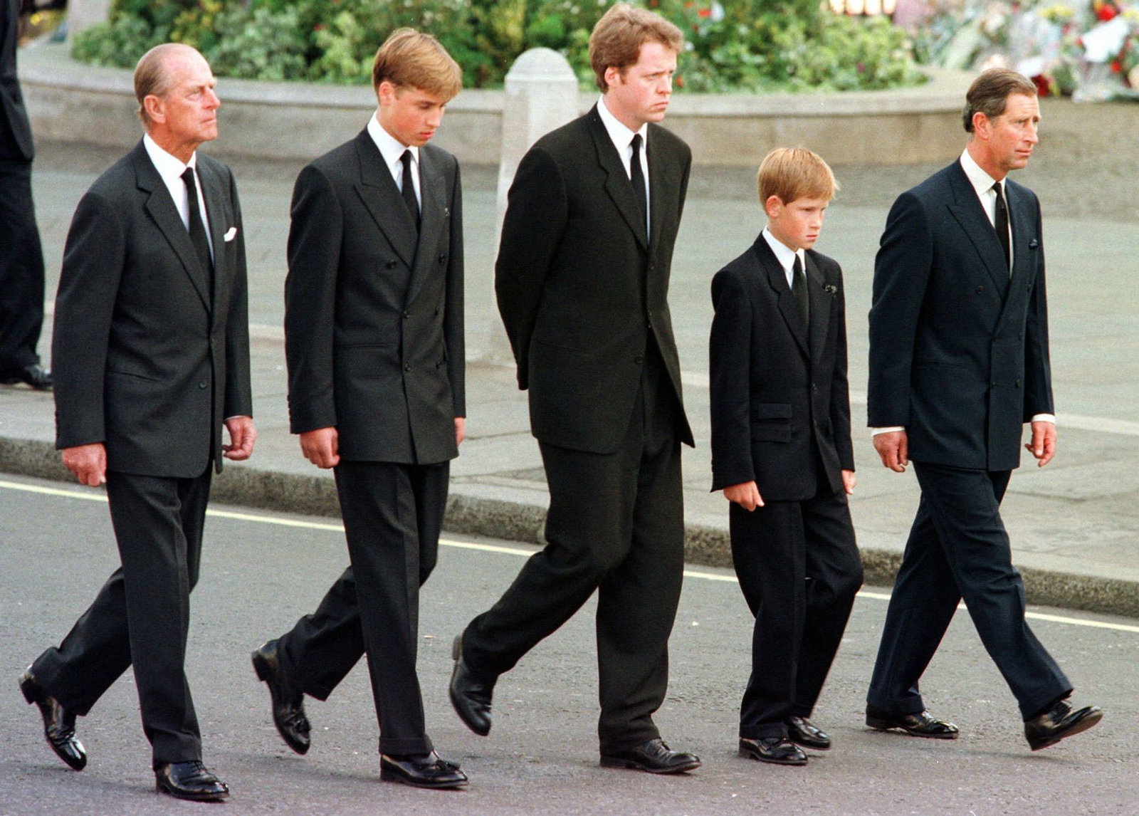 Dianas Bruder Charles Spencer (Mitte) soll sich gegen die Teilnahme der Prinzen William (2. v. l.) und Harry (2. v. r.) ausgesprochen haben. (Archivfoto)