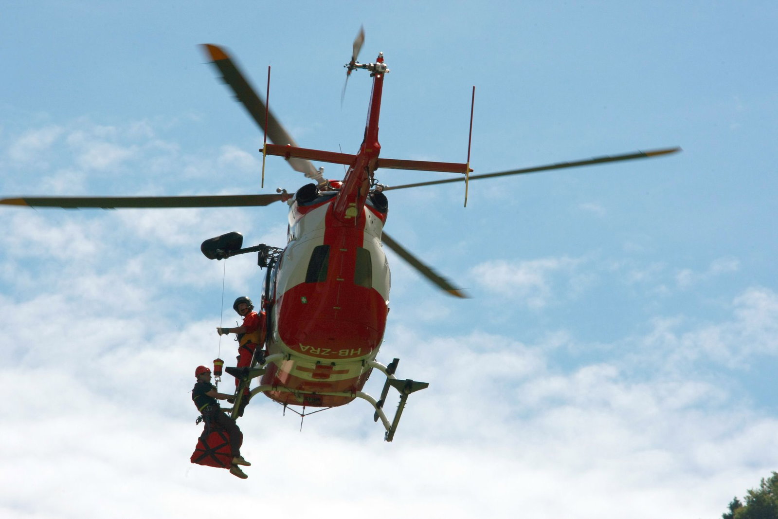Der 35 Jahre alte Mann wurde von einem Rega-Hubschrauber gerettet. (Symbolbild)