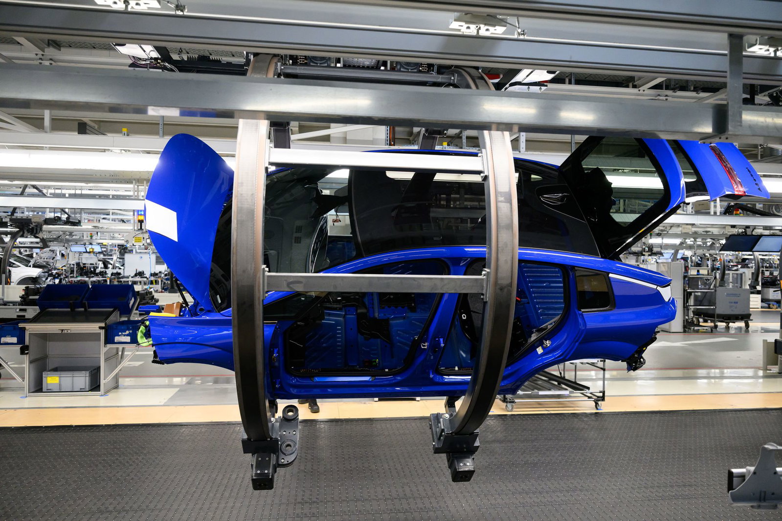 Der Umsatz von Volkswagen, Mercedes-Benz und BMW ist im ersten Halbjahr gesunken. (Archivbild)