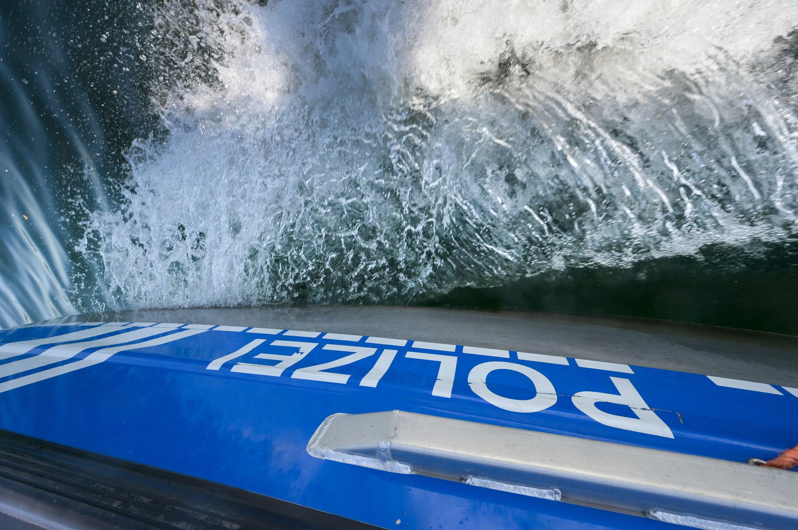 Eine Streife der Wasserschutzpolizei entdeckte den Toten im Wasser. (Symbolbild)