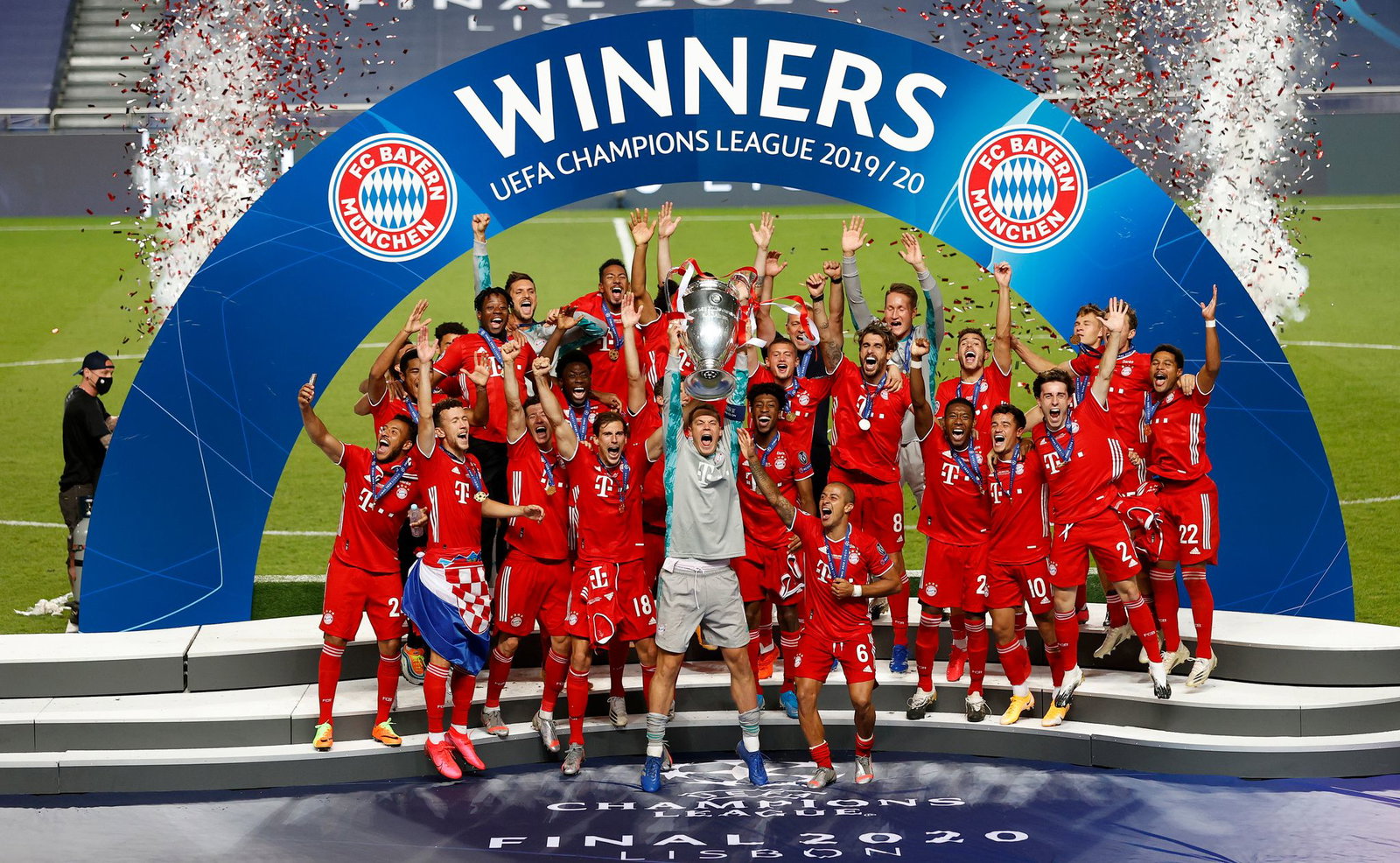 Der letzte Münchner Champions-League-Triumph fiel in die Corona-Zeit. Manuel Neuer reckt den Pokal in die Höhe. (Archivbild)
