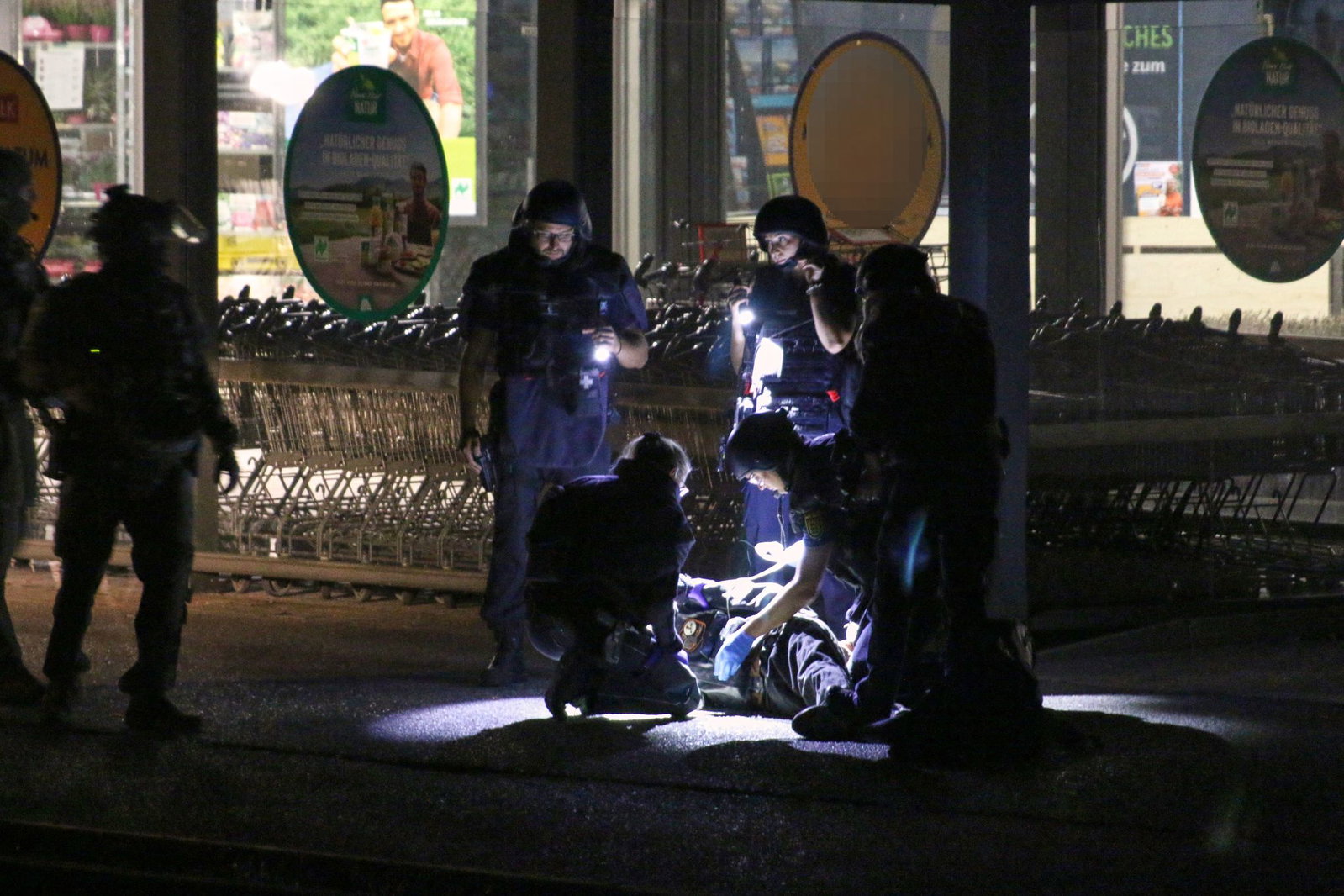 Kurz nach einem Schuss auf eine Frau fasste die Polizei einen Tatverdächtigen.