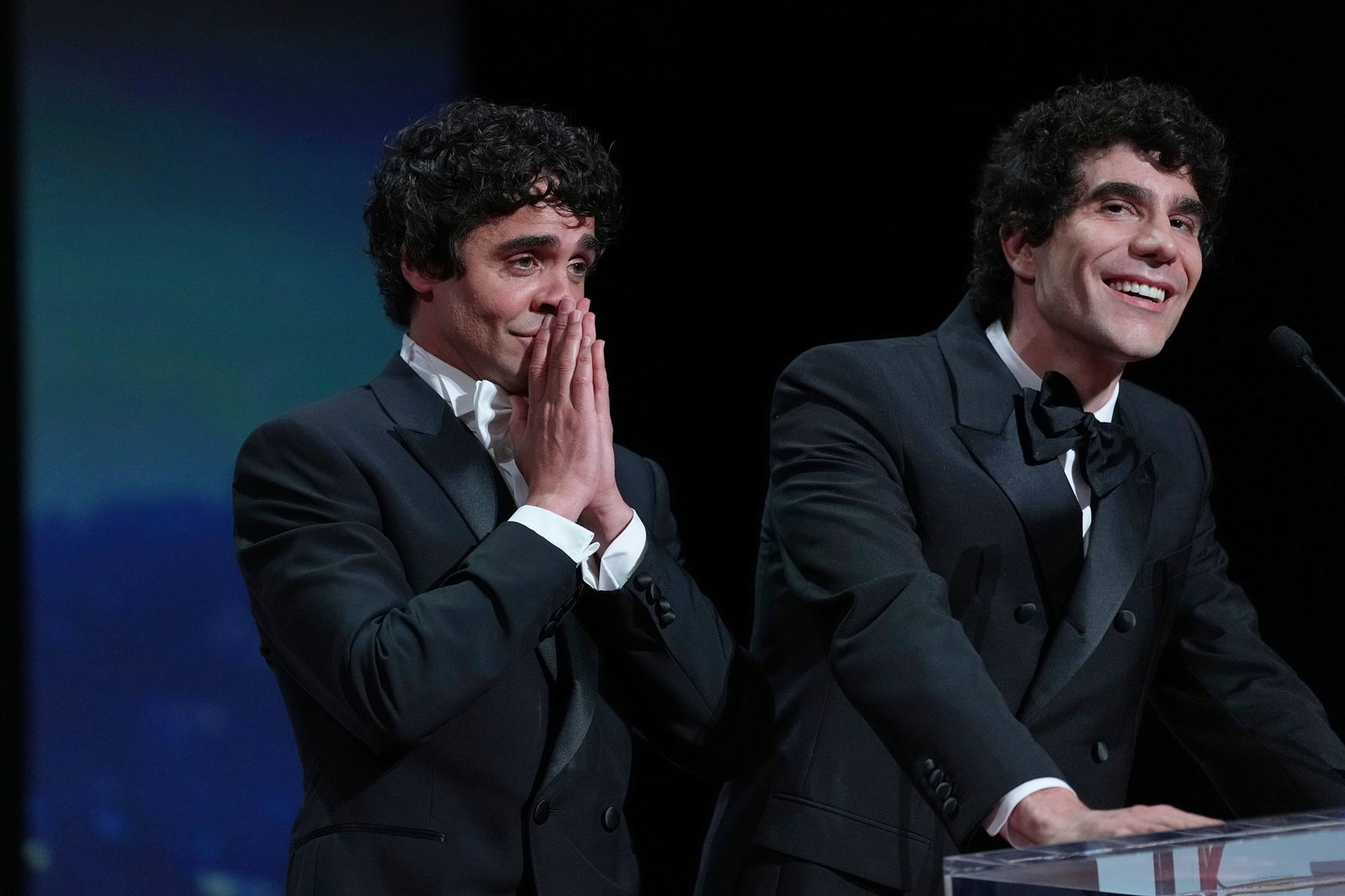 Javier Ambrossi (l) und Javier Calvo haben für ihren Film «La Bola Negra» den Publikumspreis beim Toronto International Film Festival gewonnen. Auf diesem Foto sieht man sie in Cannes. (Archivfoto)