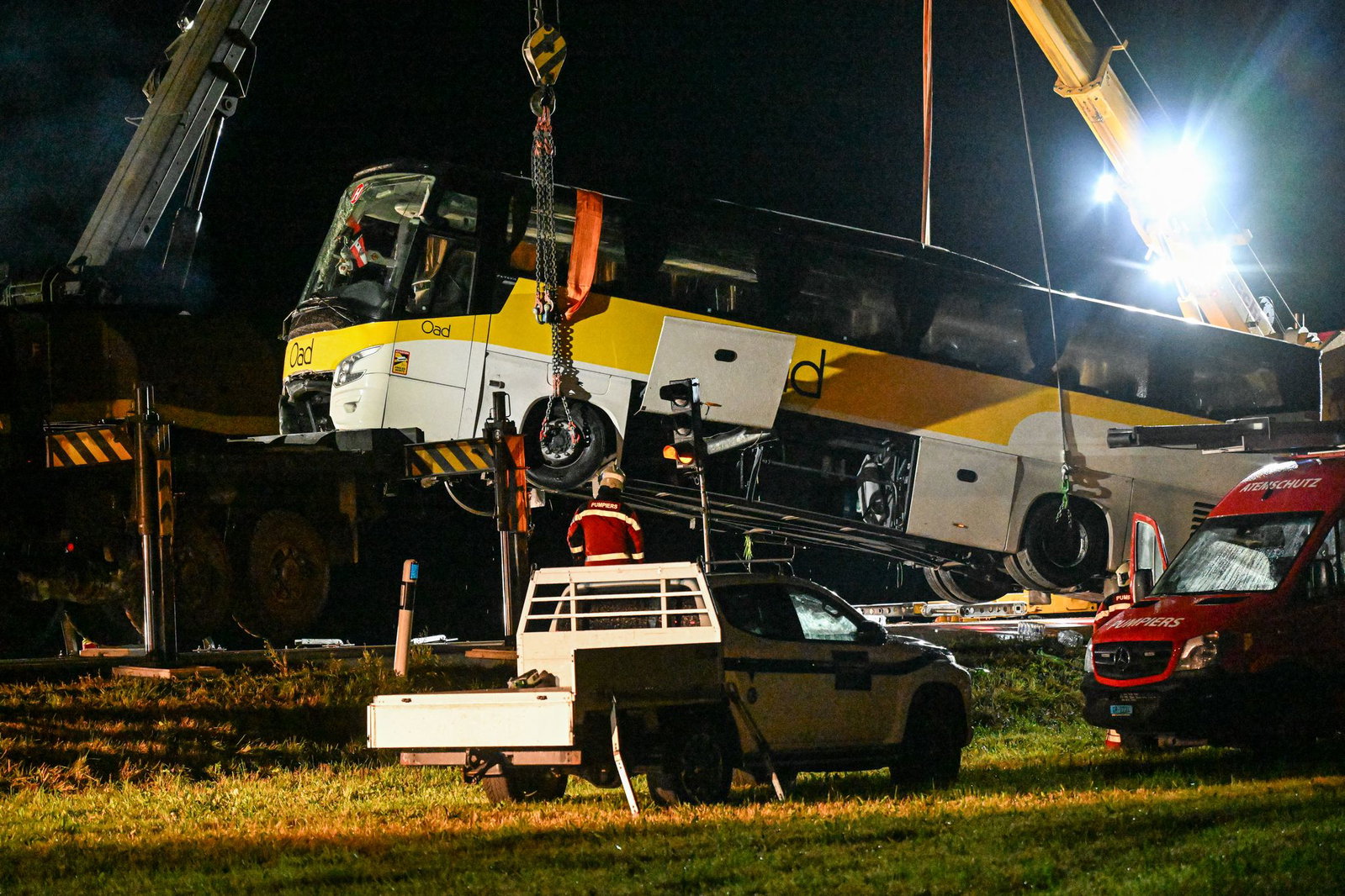 Der Bus war mit einer Leitplanke kollidiert und umgekippt. 