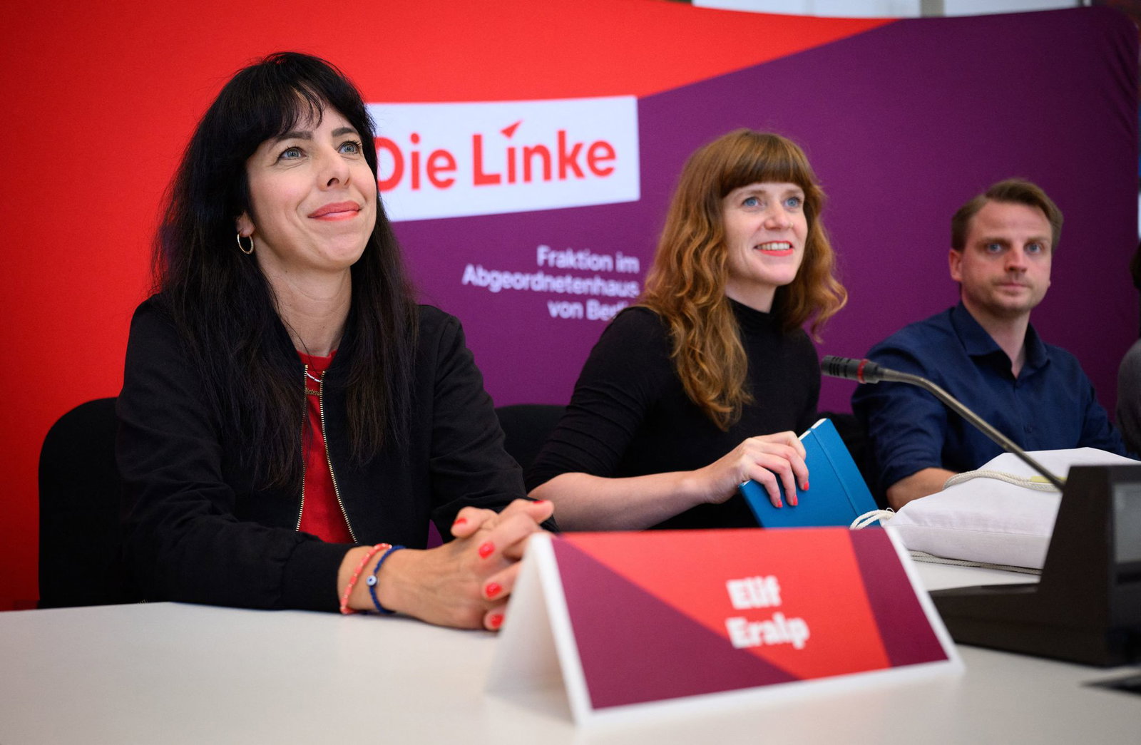 In der neuen, deutlich größeren Linke-Fraktion im Berliner Abgeordnetenhaus tragen die Co-Fraktionsvorsitzenden Elif Eralp (li.) und den beiden Parteivorsitzenden Kerstin Wolter (M) und Maximilian Schirmer (r) viel Verantwortung. (Archiv) 