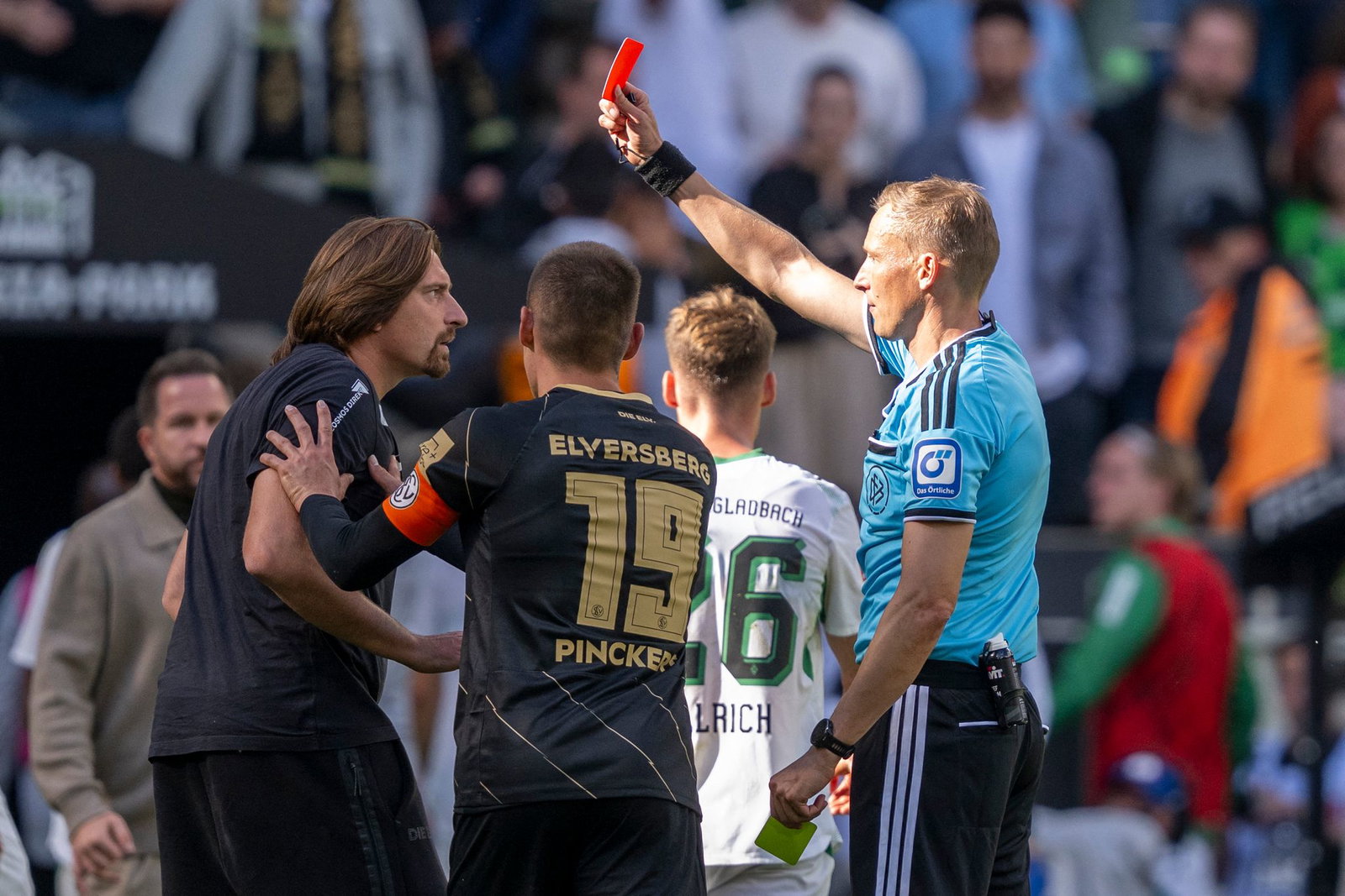 Elversbergs Trainer Vincent Wagner beschwert sich beim Schiedsrichter zu laut.