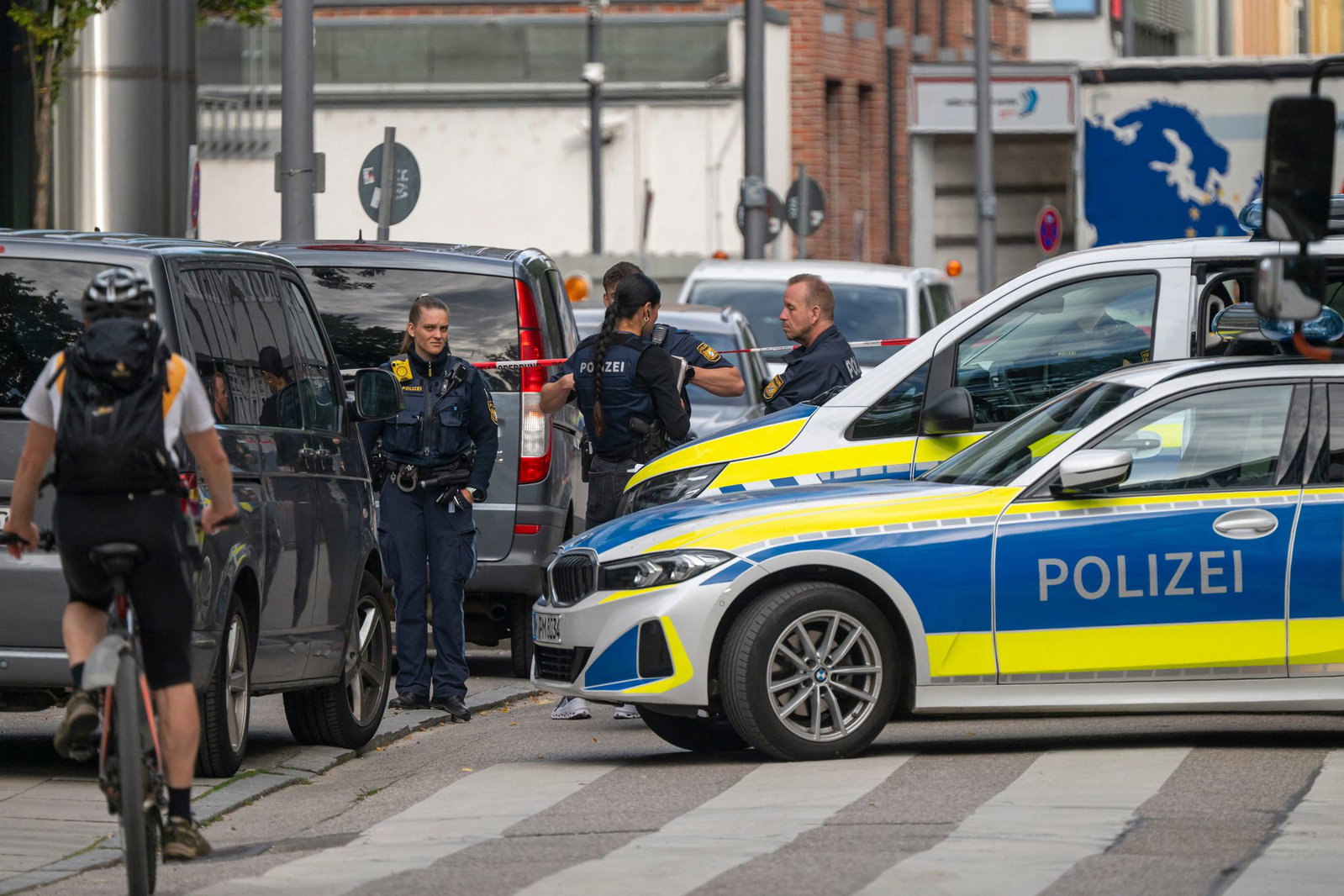 Noch sind viele Fragen zur Brandattacke auf eine Baustelle in München offen. 