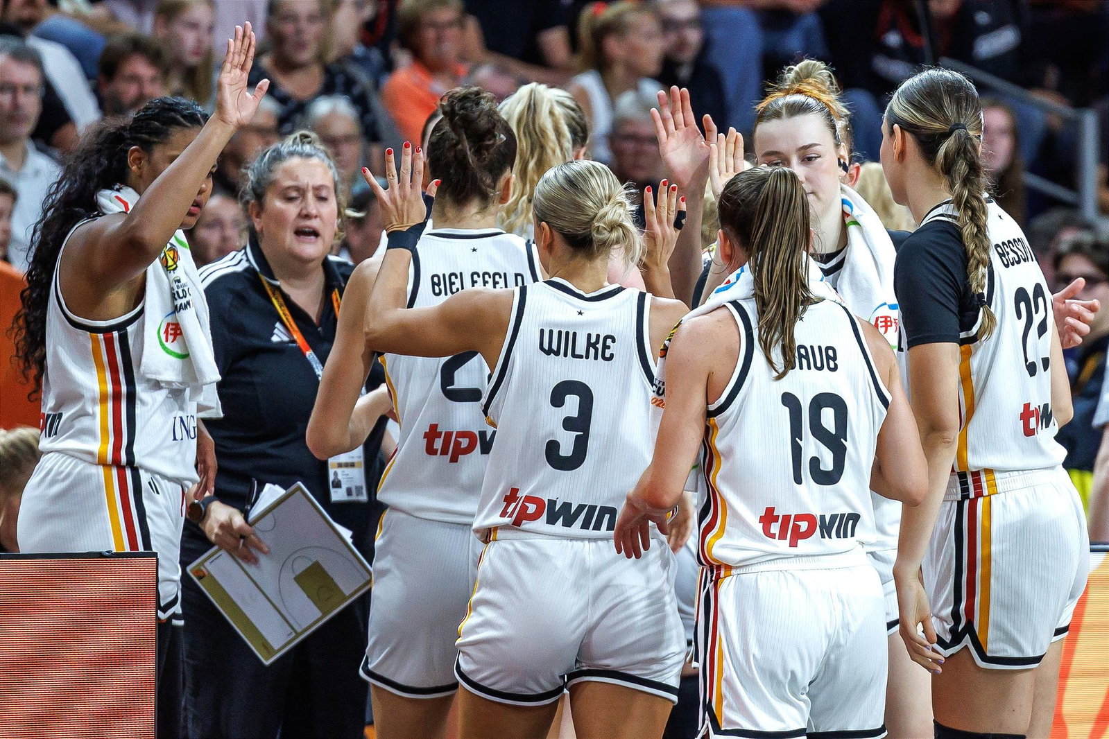 Jubel bei Deutschlands Basketballerinnen nach dem ersten Sieg.