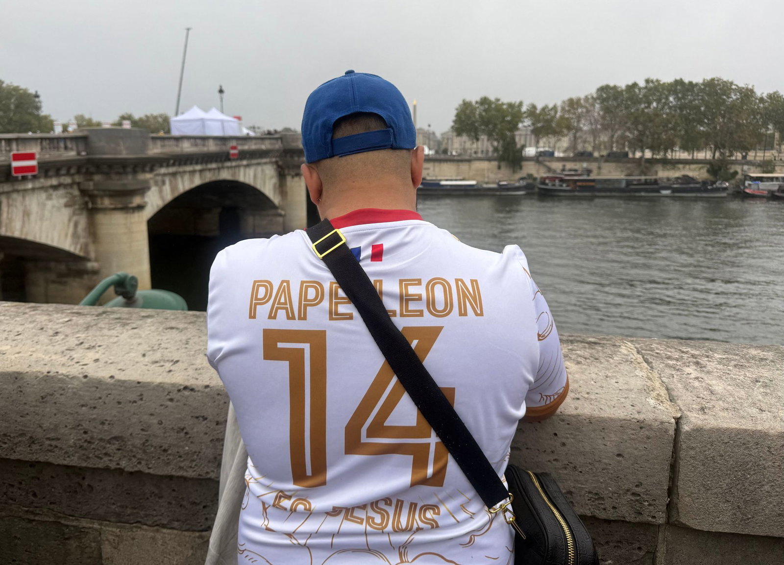 Manche trugen Fußballtrikots mit dem Namen des Papstes und der Nummer 14.