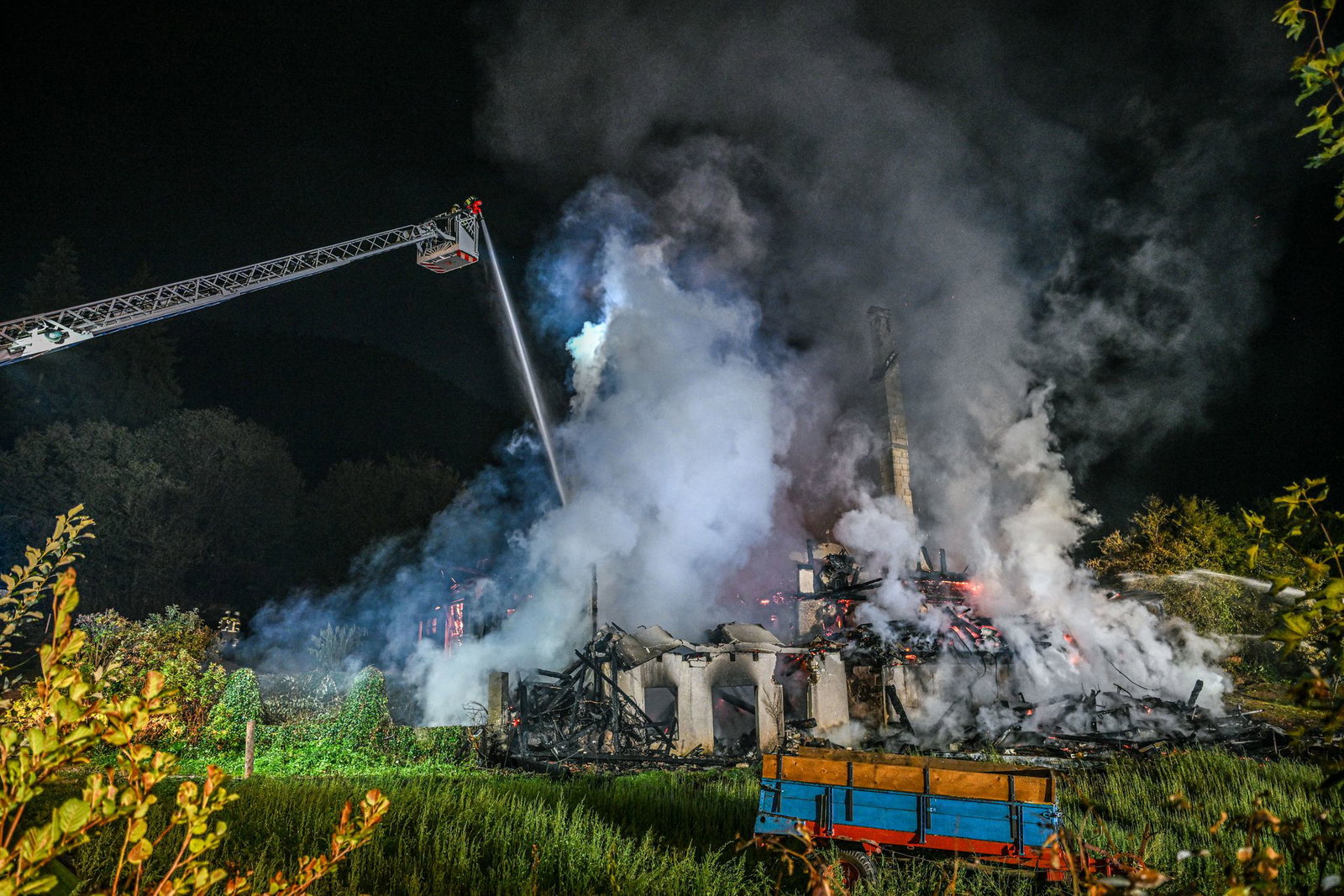 Die Flammen griffen schnell auf angrenzende Gebäude über. 